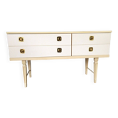 Commode rétro blanche en bois style Mid-Century, pieds fuselés et poignées dorées (1960s)