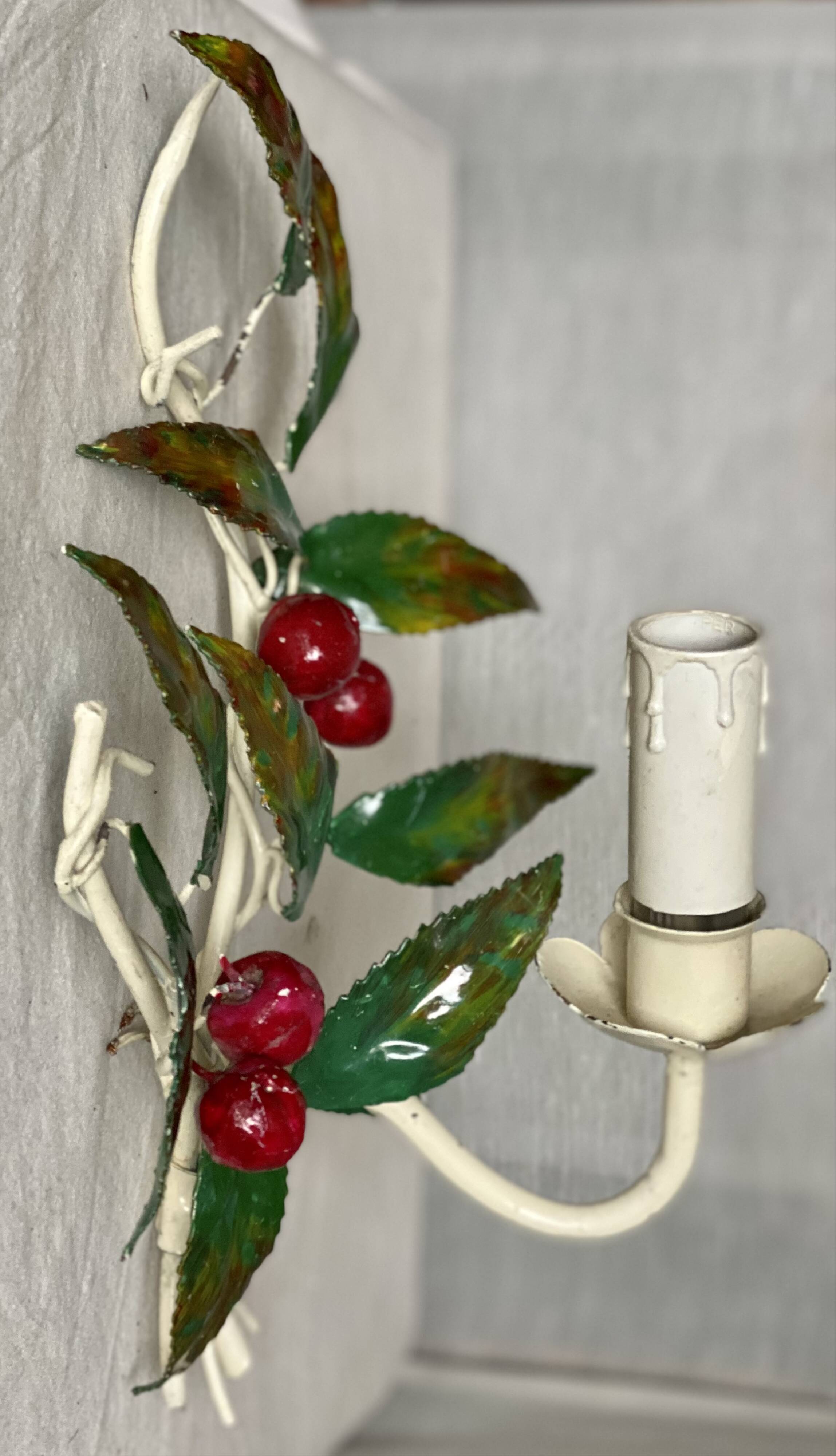 Pair of cherry metal wall lights, white and green, vintage 1970s.