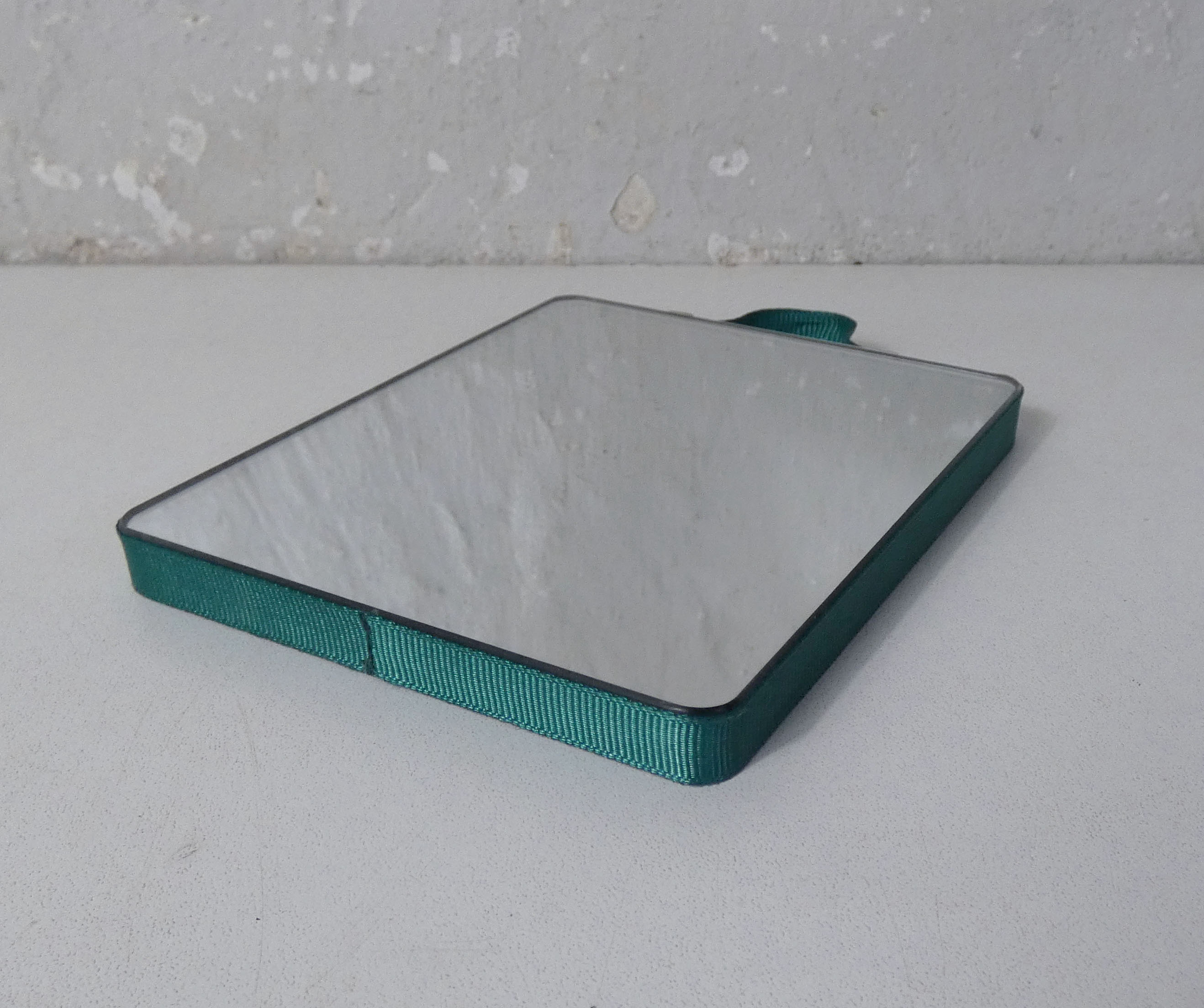 Miroir ruban vert design scandinave Inga Sempé pour Hay