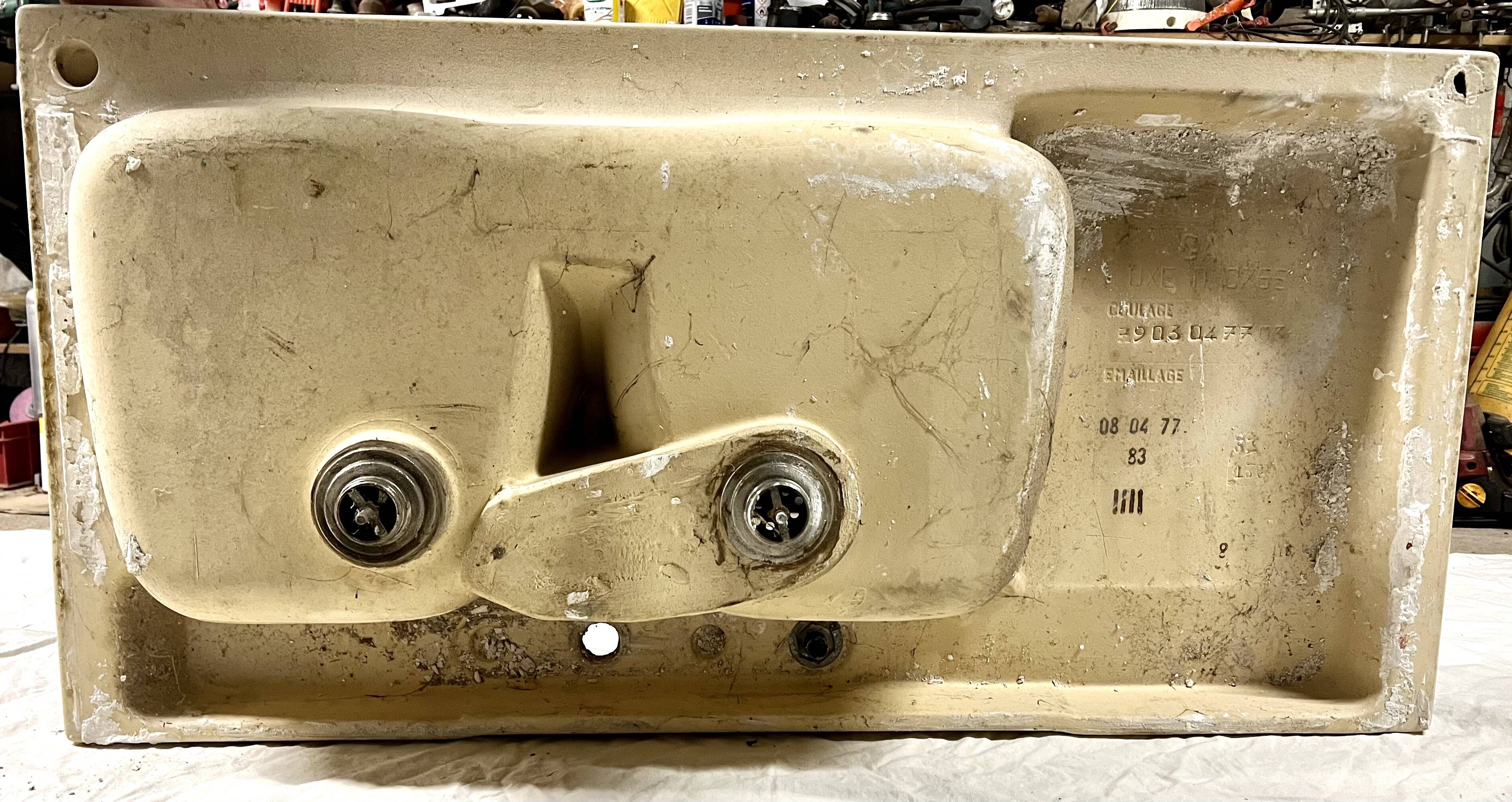 Double basin sink/cream beige bowl