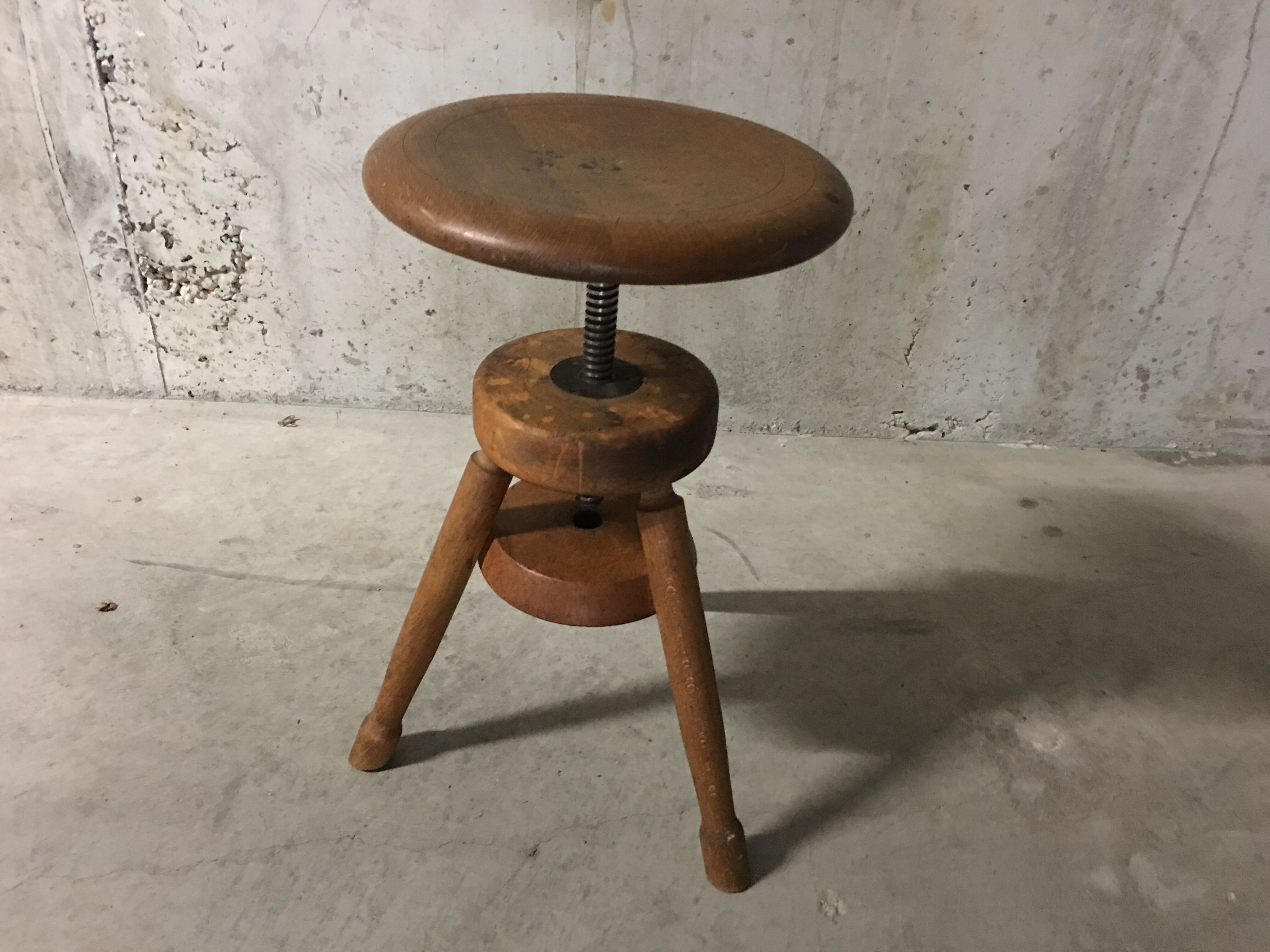 Stool from workshop to screw