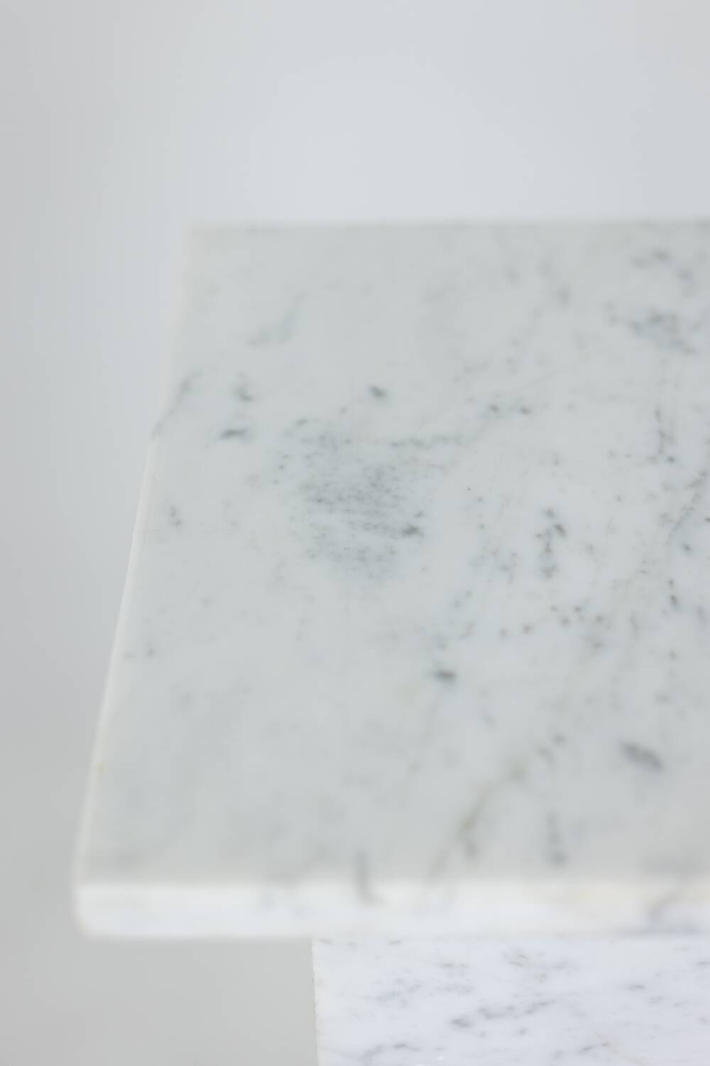 Pair of Art Deco style columns, in white marble, 20th century