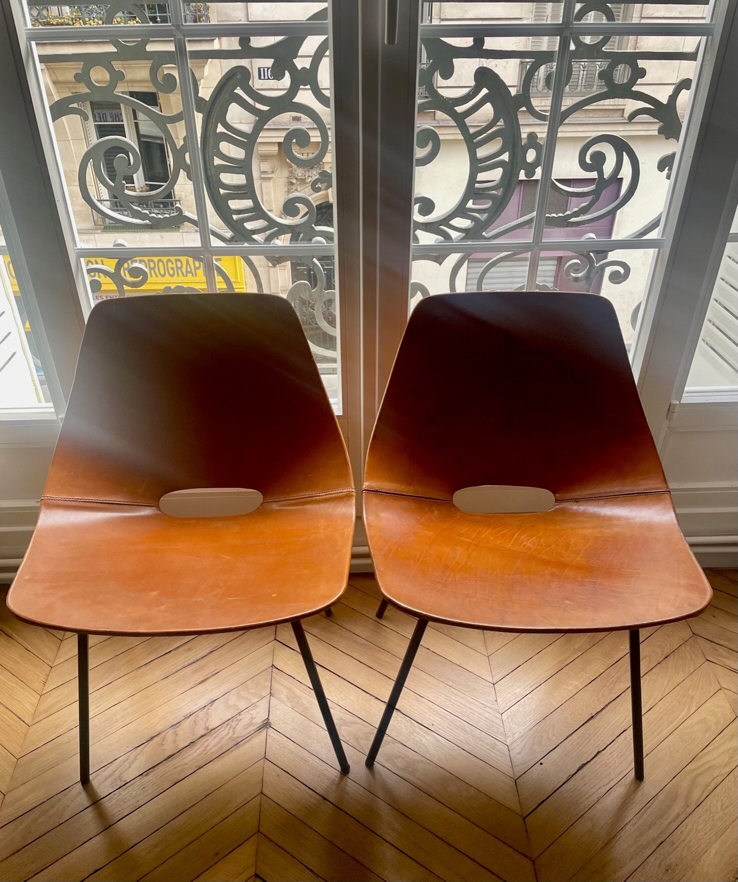 Chair "Tonneau" Pierre Guariche in leather