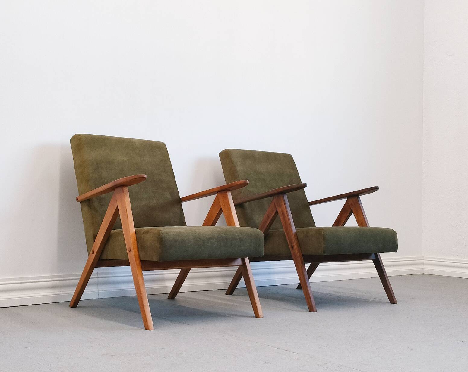 Mid-Century Accent Chair Model B-310 Var in Forest Green Velvet