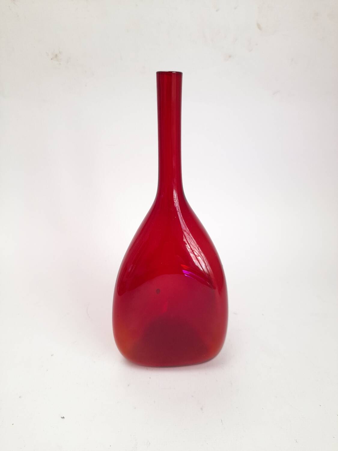 Triangular red glass vase by Gunnar Ander for Elme Glasbrück.