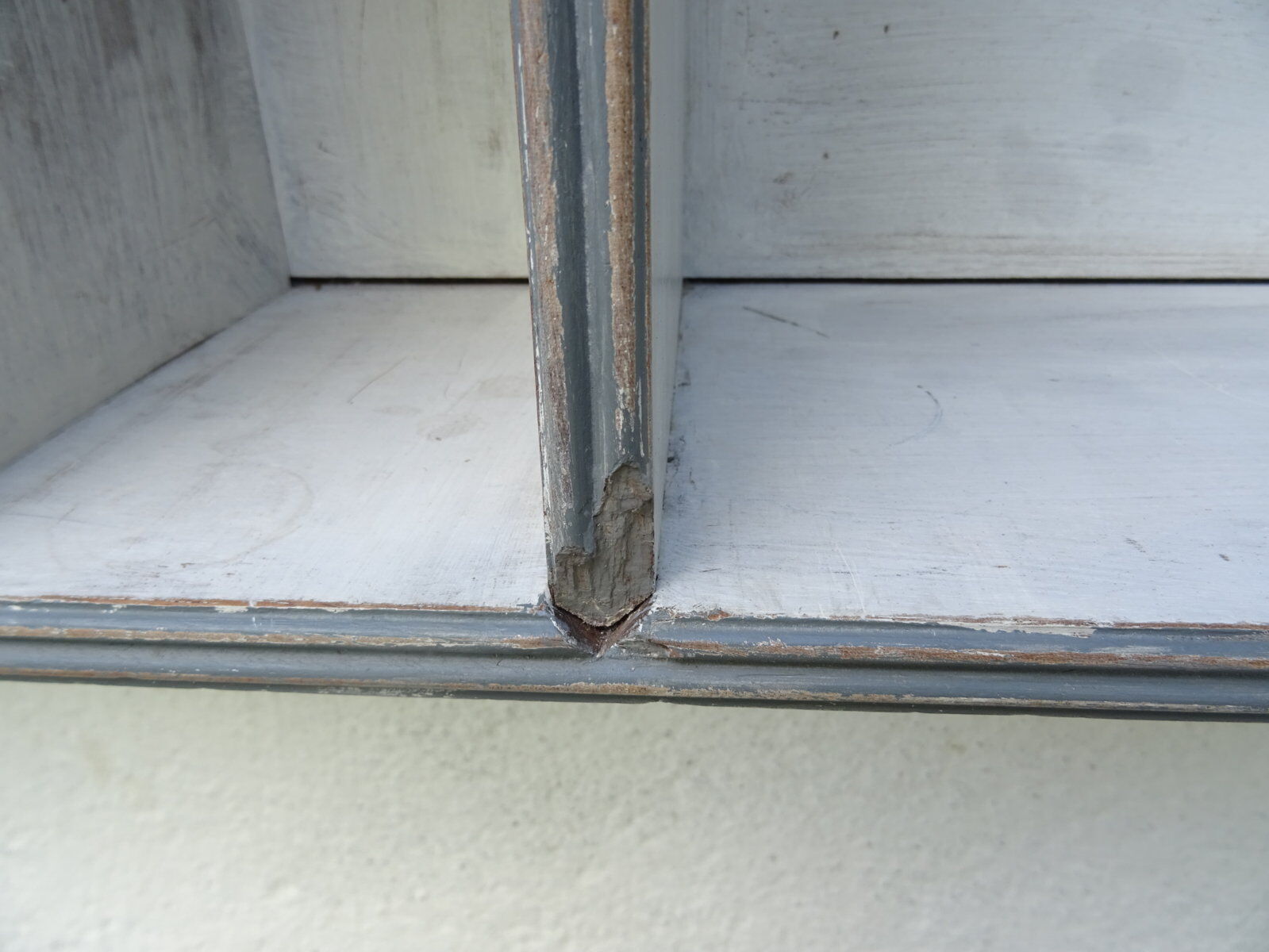 Shabby chic wall shelf