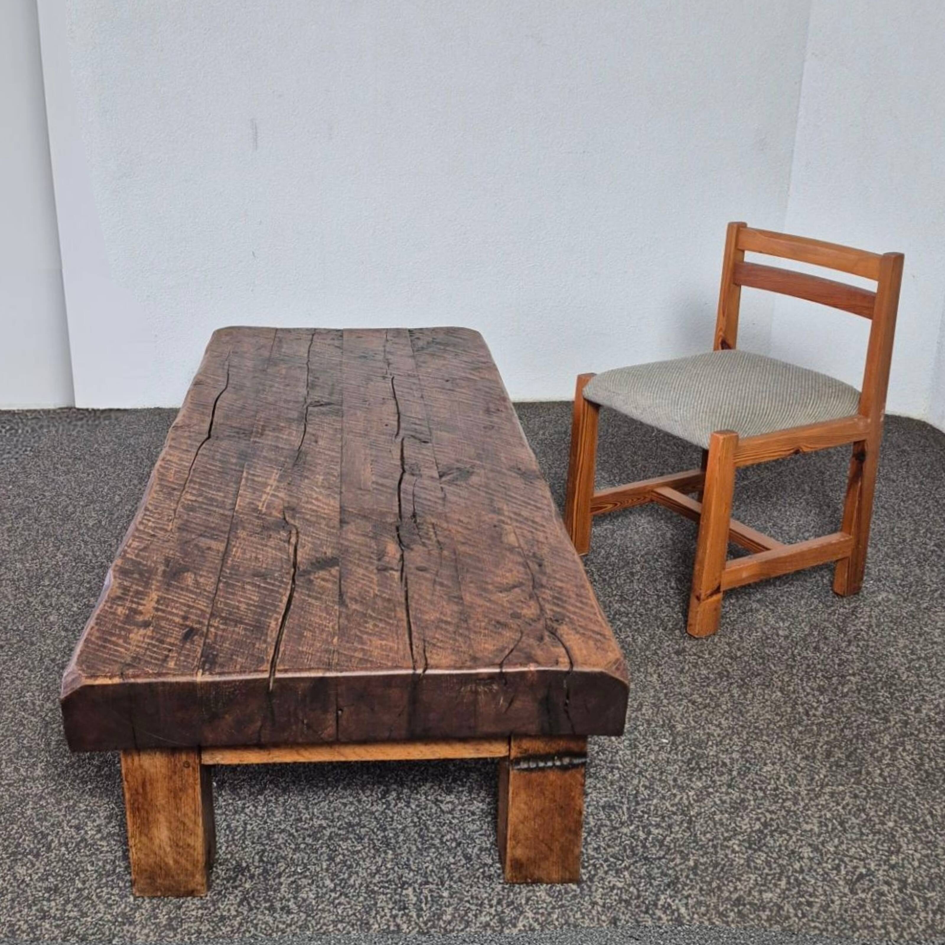 Table basse brutaliste en chêne, France années 1950