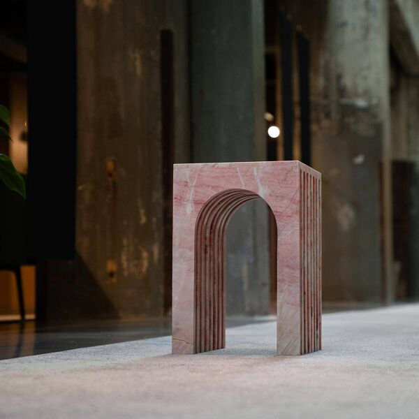 Table d'appoint en marbre rose ''Balance
