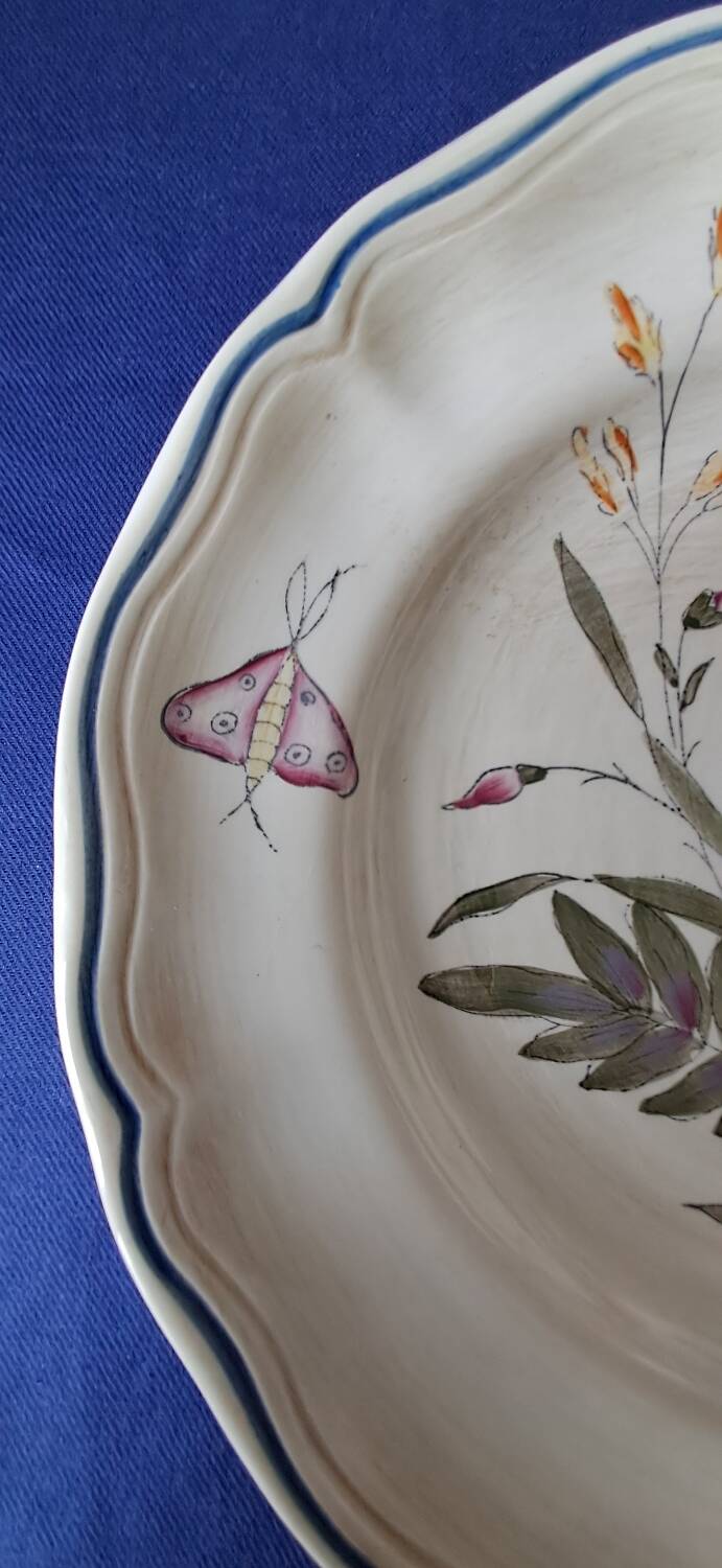 Fluted plate Longchamp, decorated with dragonflies and flowers.