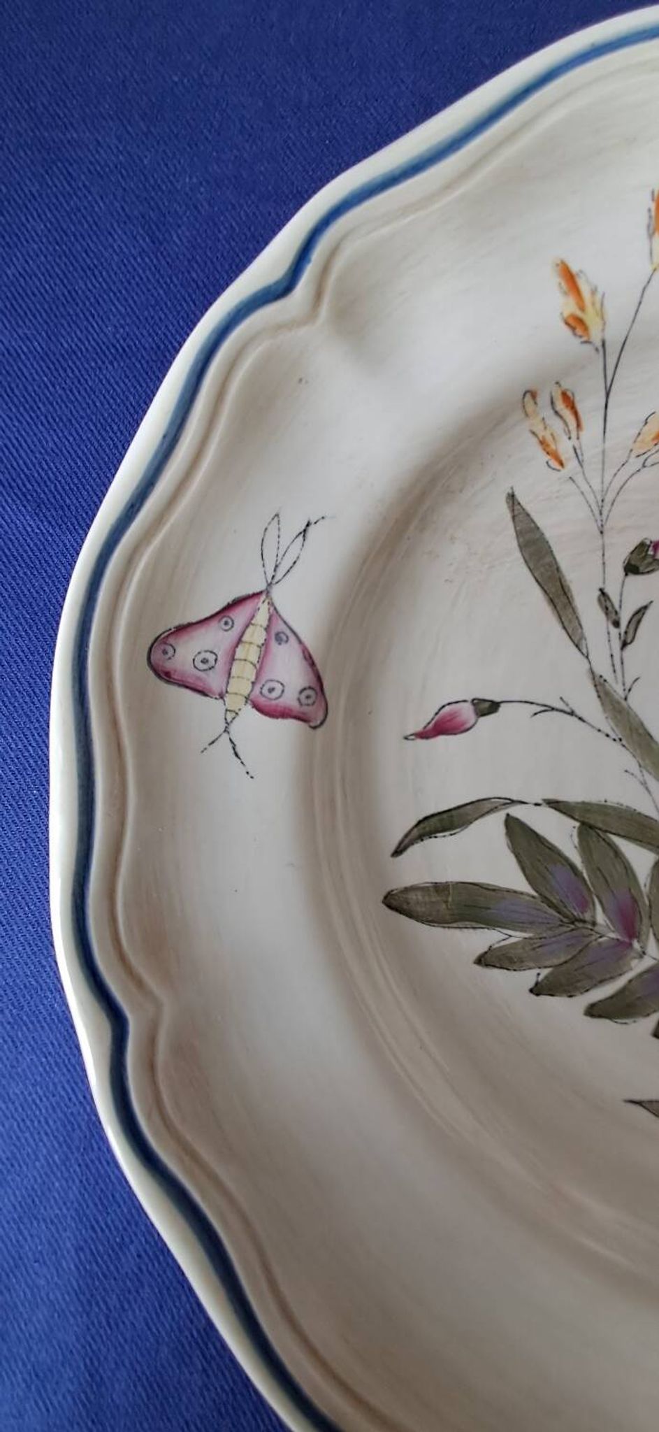 Fluted plate Longchamp, decorated with dragonflies and flowers.