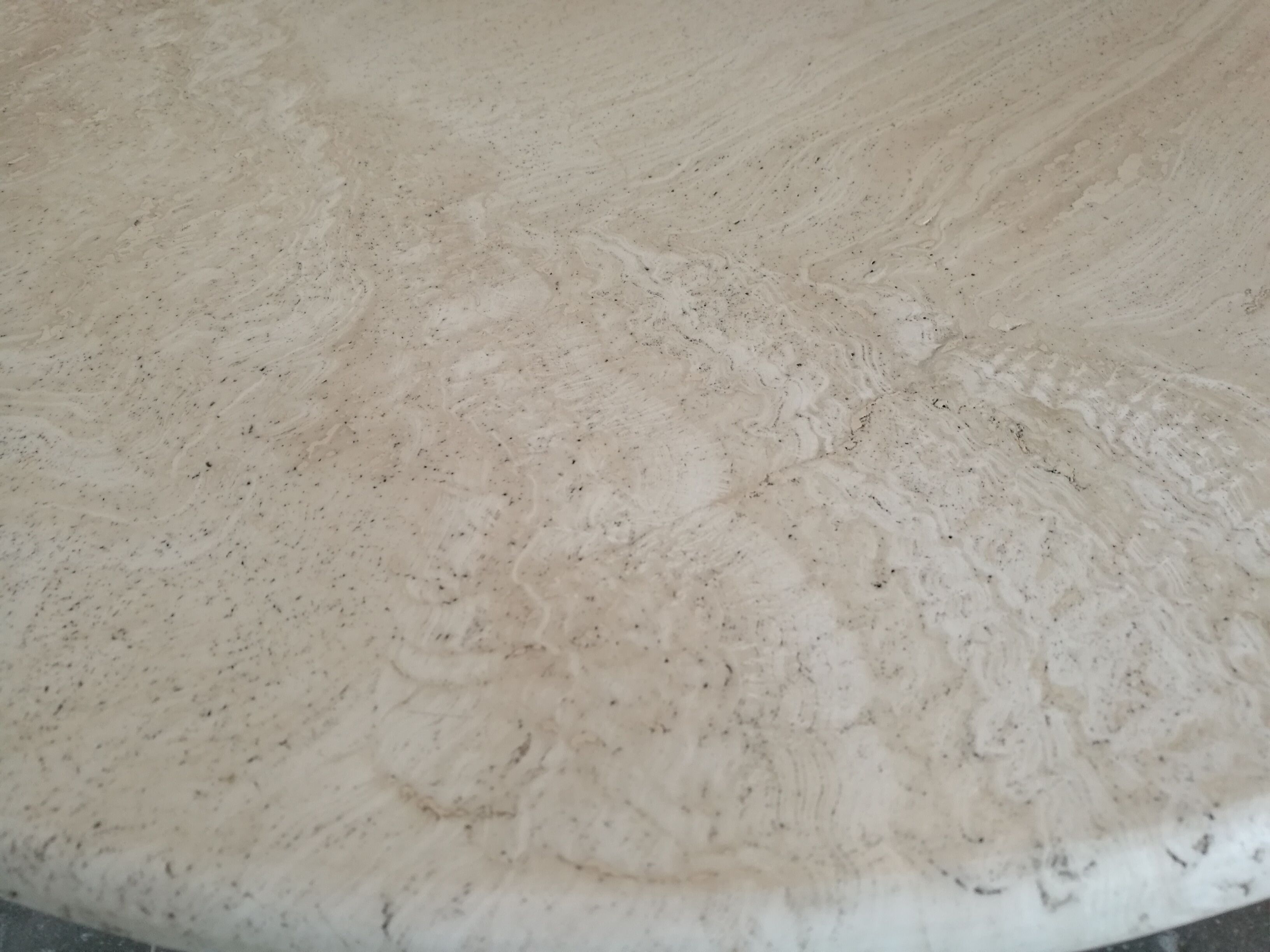 Round bass table in travertine