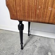 Table de chevet italienne des années 80 avec plateau en verre