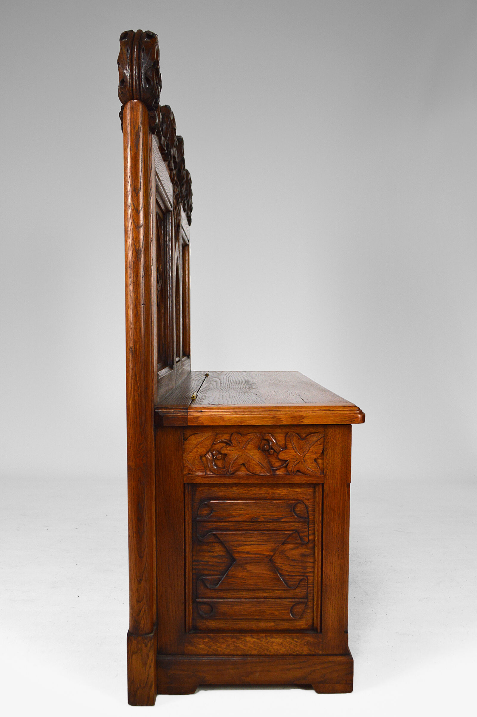 Banc coffre Gothique d'église en chêne sculpté, vers 1880