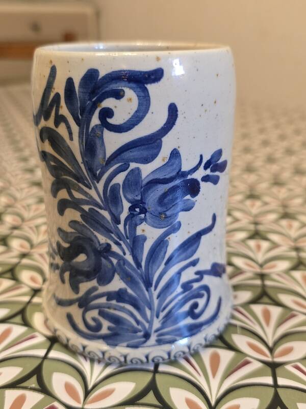 Lot de 2 choppes en grès de Betschdorf – Poterie Graessel – décor floral bl