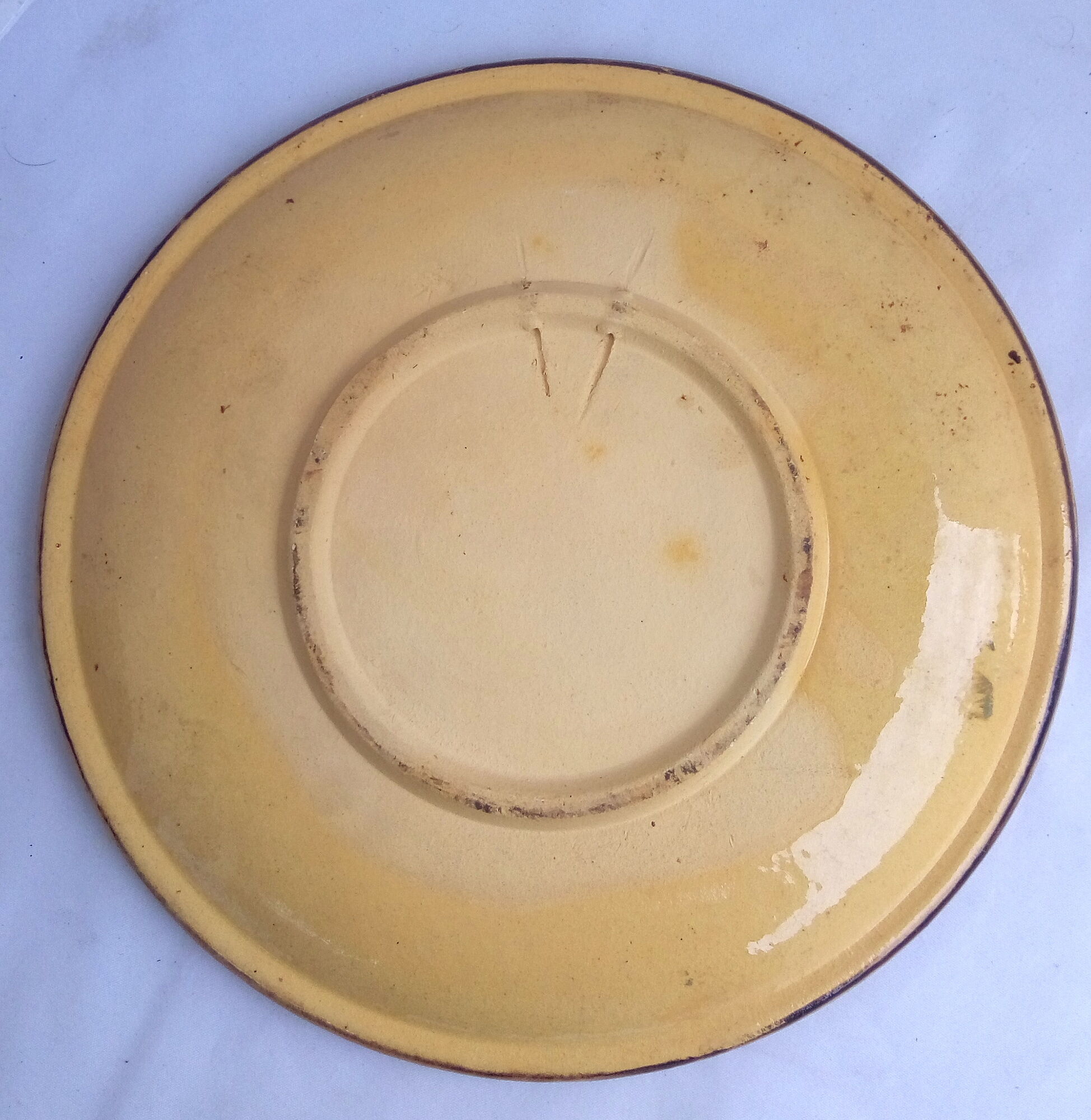 Assiette vintage aux motifs folkloriques et floraux