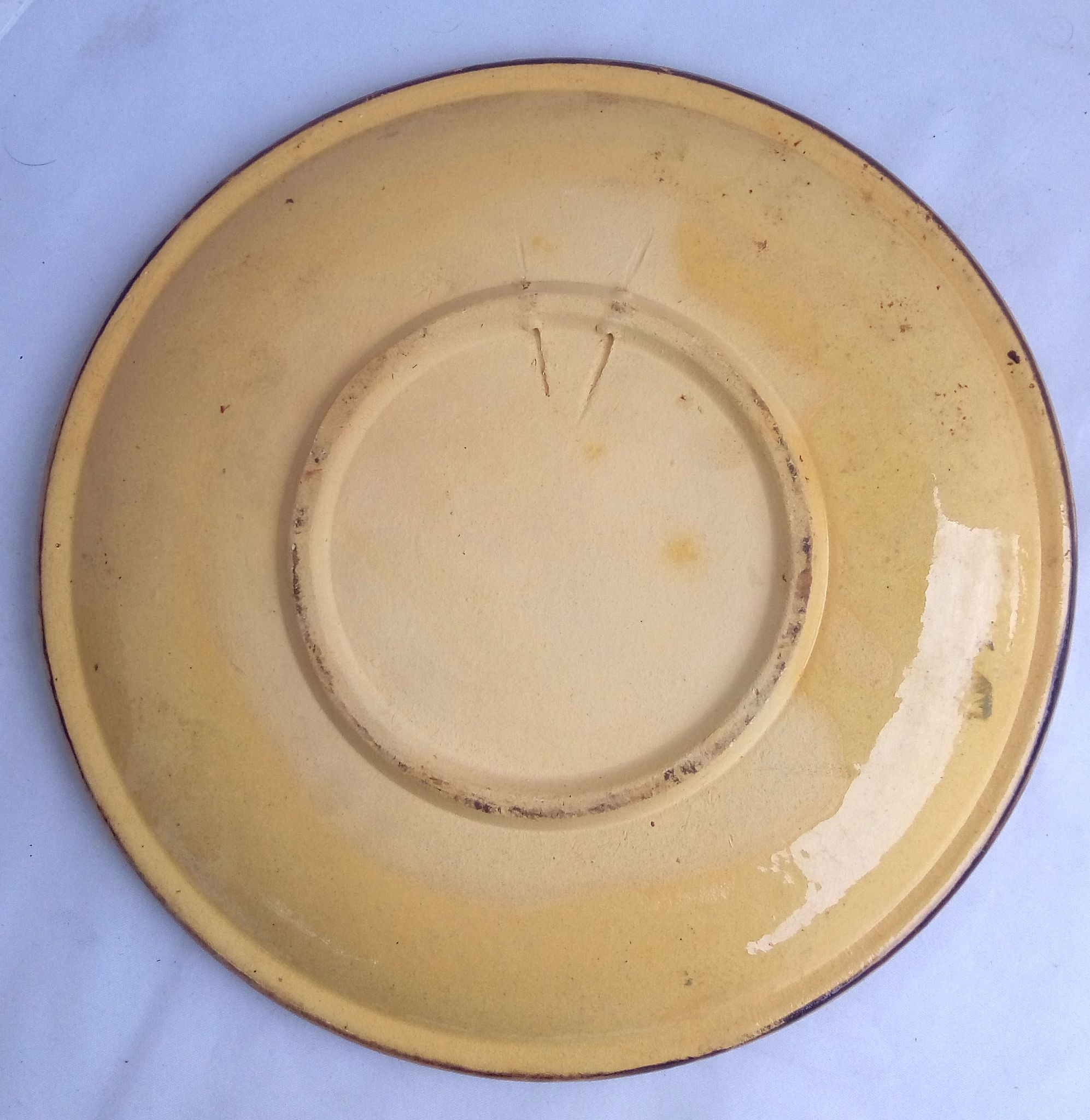 Assiette vintage aux motifs folkloriques et floraux
