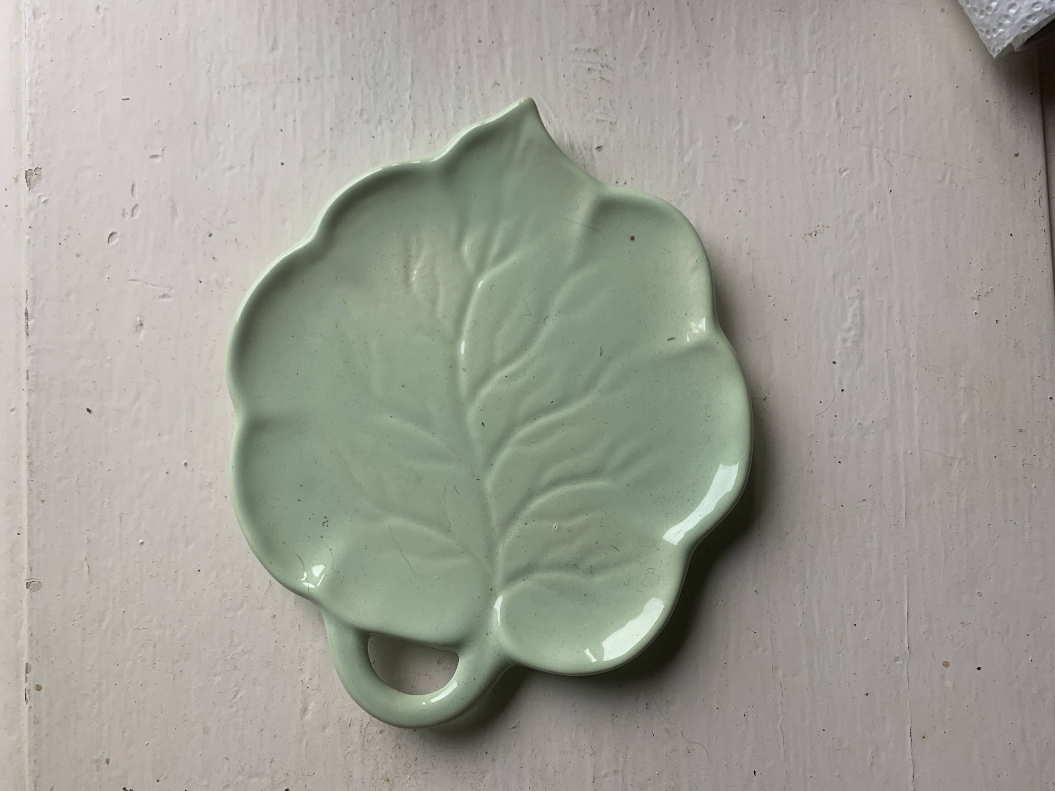 Pocket tray, barbotine in the shape of a vintage green leaf