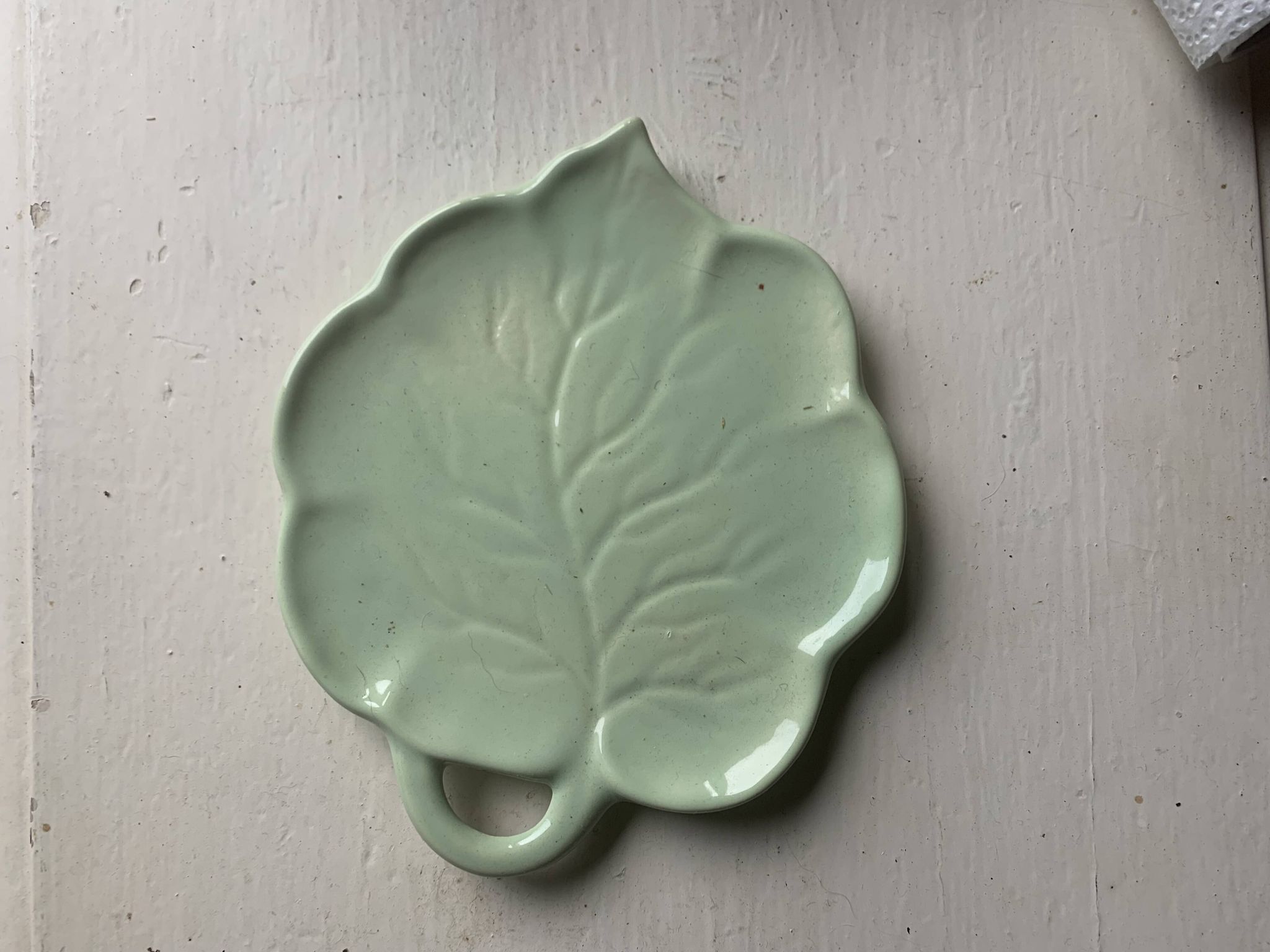 Pocket tray, barbotine in the shape of a vintage green leaf