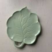 Pocket tray, barbotine in the shape of a vintage green leaf