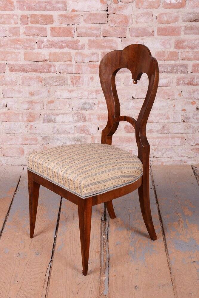 Biedermeier Chairs in Walnut, Austria, 1830s, Set of 4