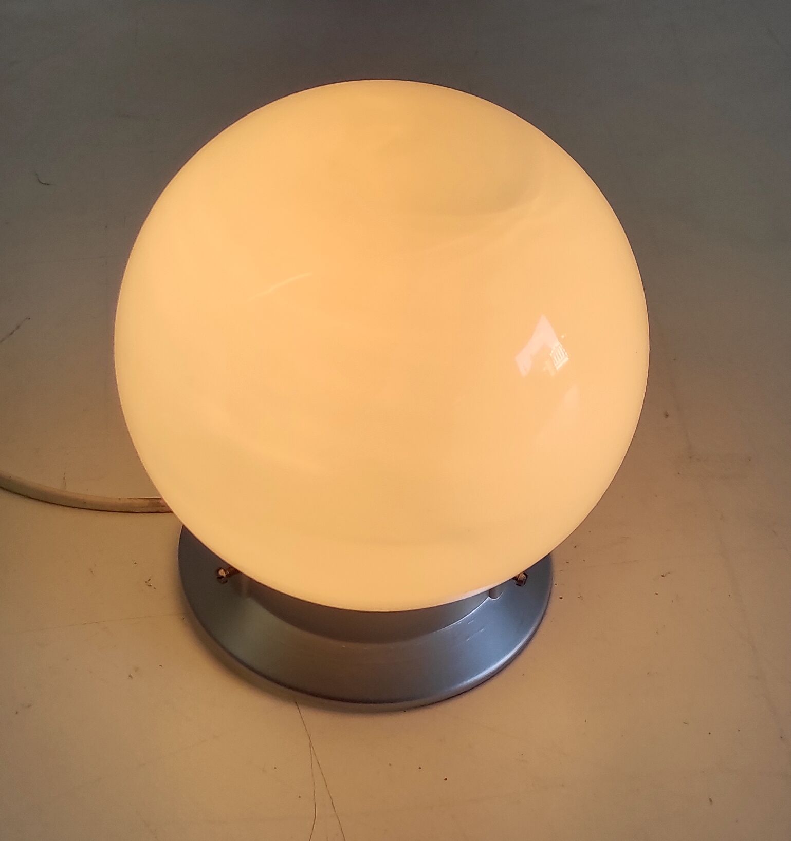 Plafonnier en bakélite et globe opaline blanc, années 50/60