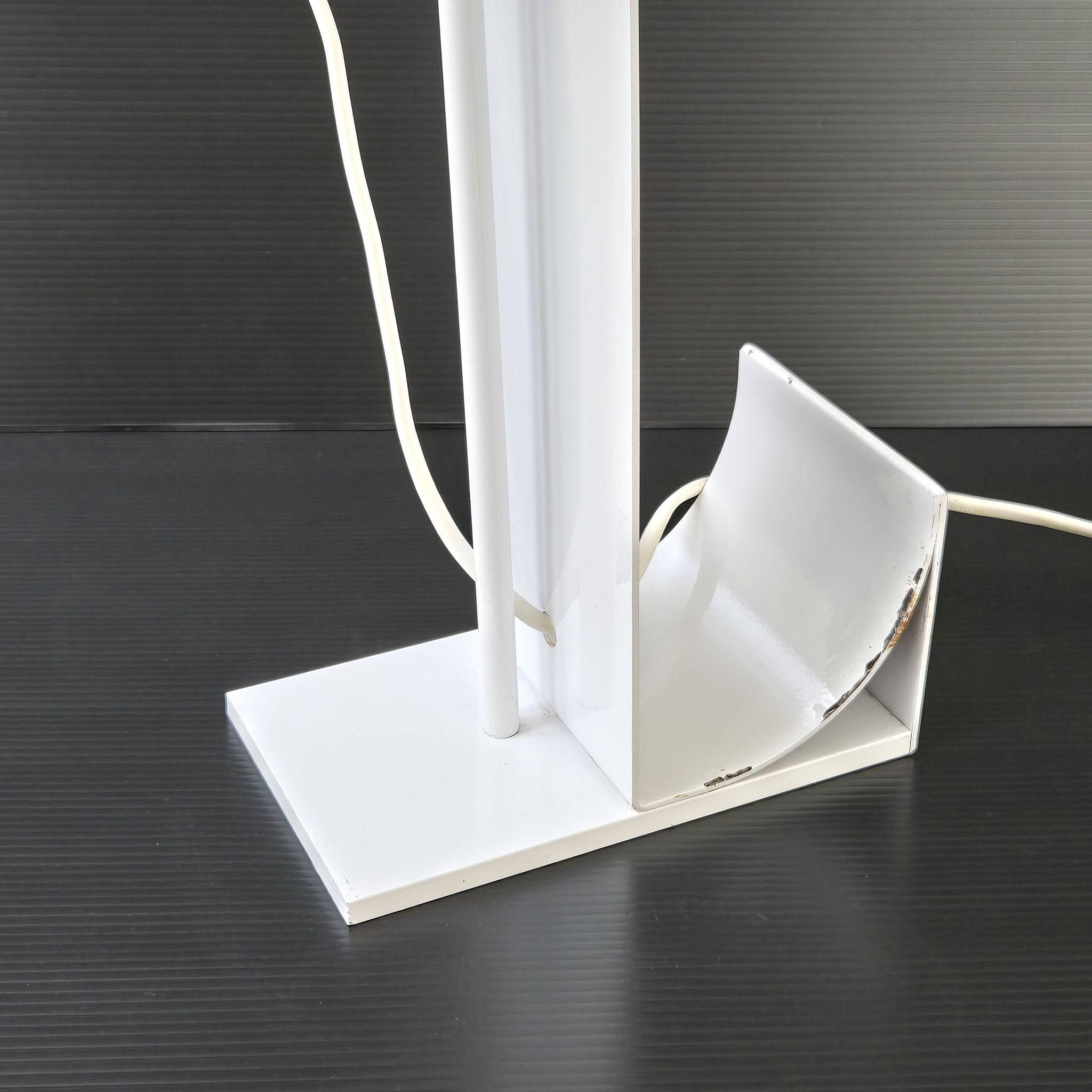 Lampe 1980 vintage en métal laqué blanc
