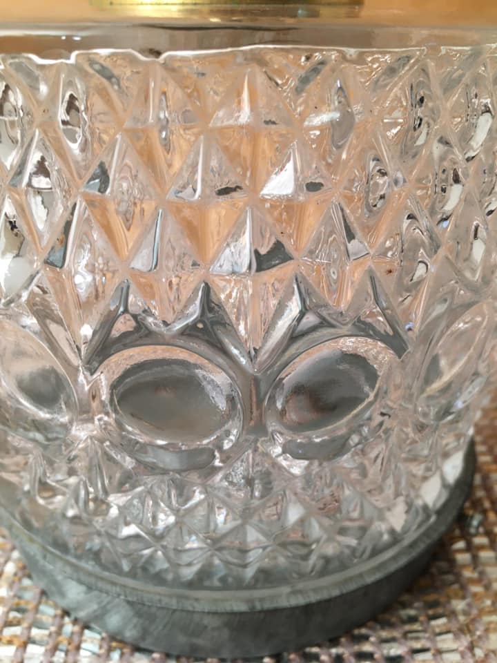 Plafonnier en verre moulé avec pointe dorée
