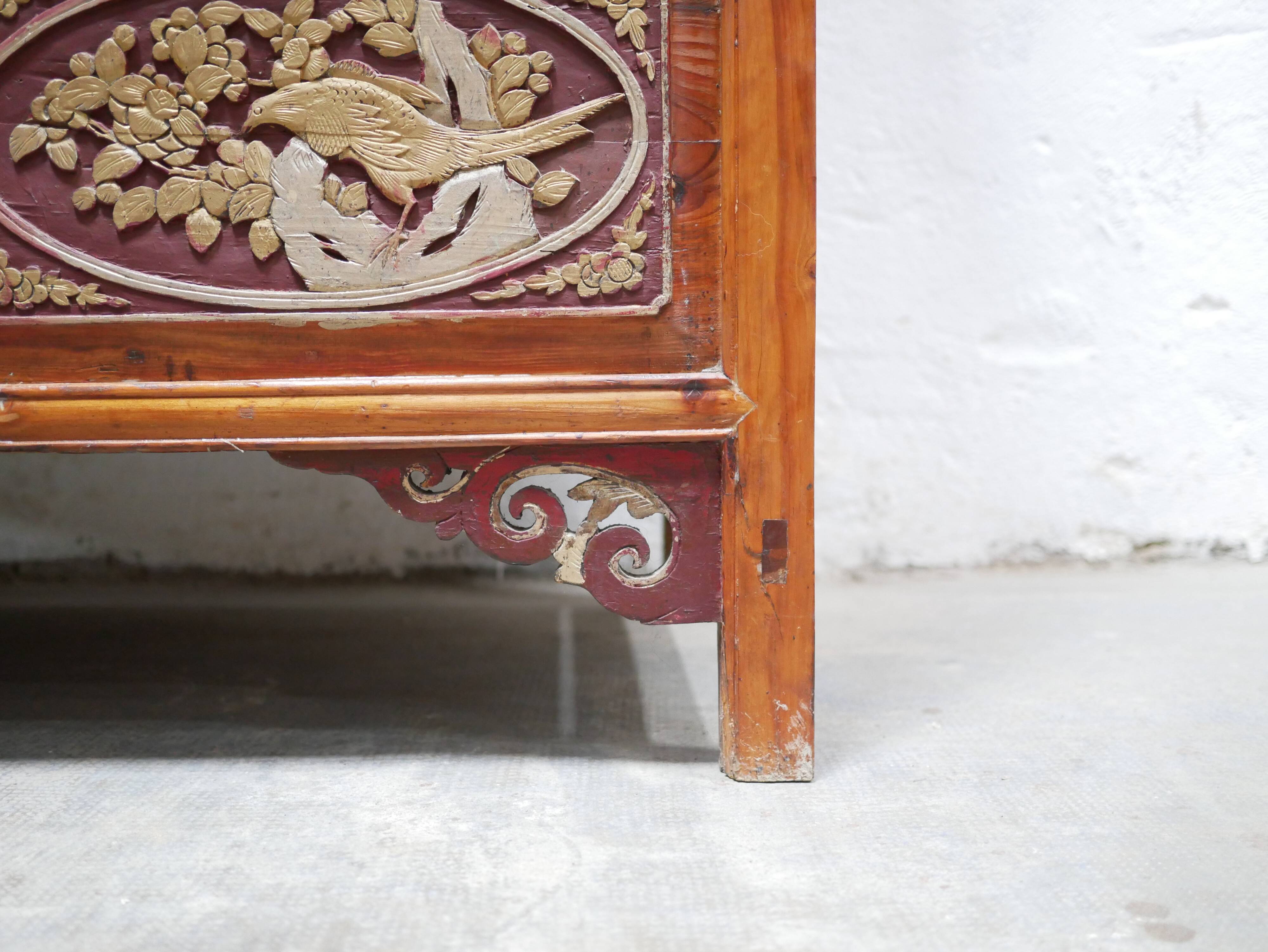 Armoire de mariage chinoise ancienne en orme sculpté et laqué – École de Ni
