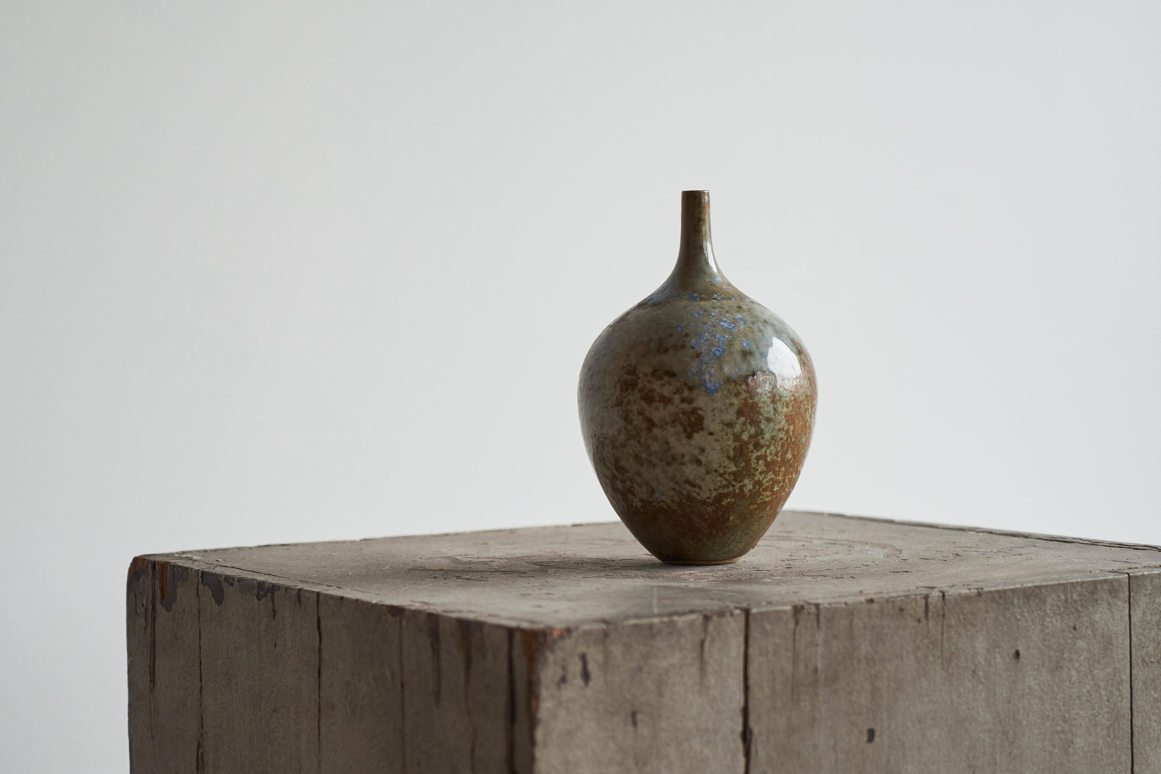 Sculptural vase in pottery from the mid-century 1960s.