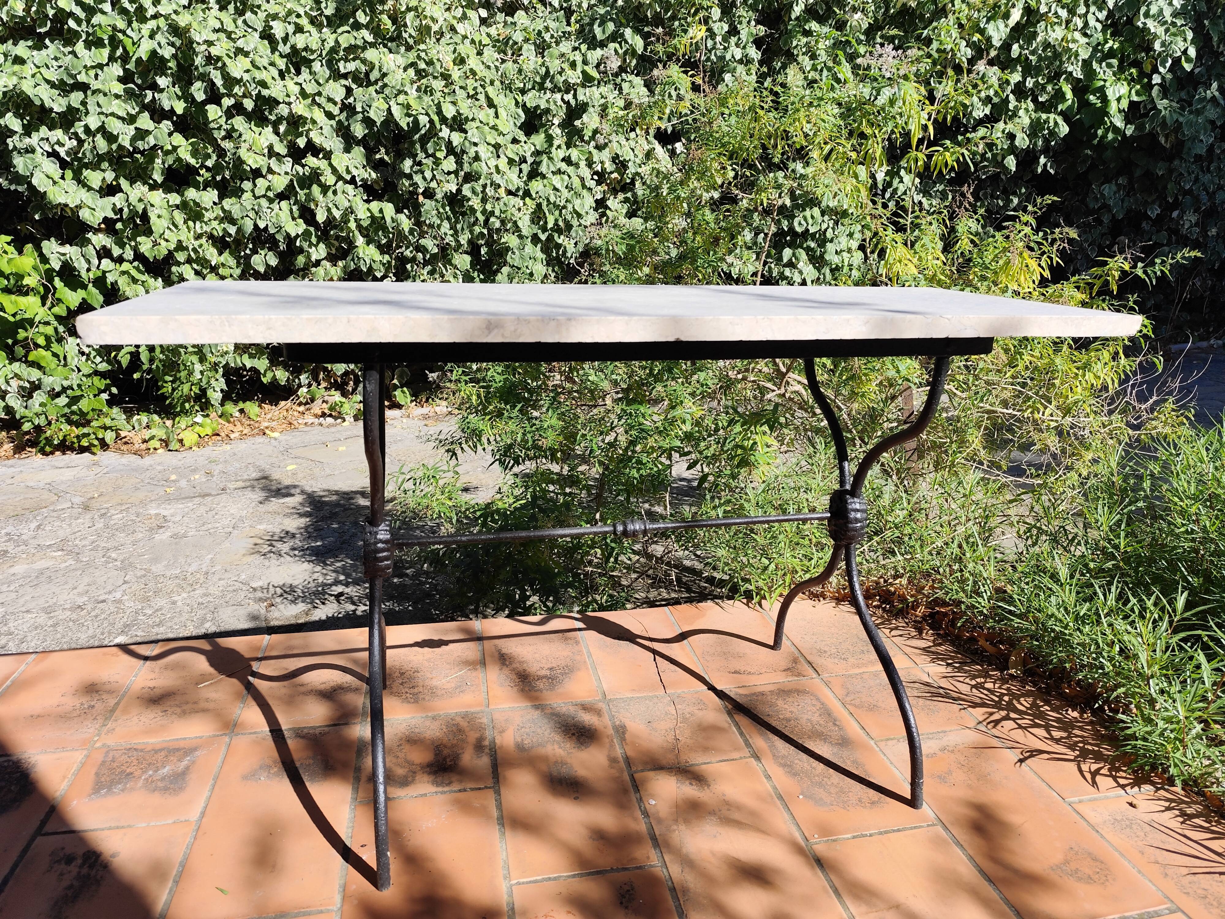 Table bistrot rectangulaire piètement x en fonte et plateau en marbre vintage