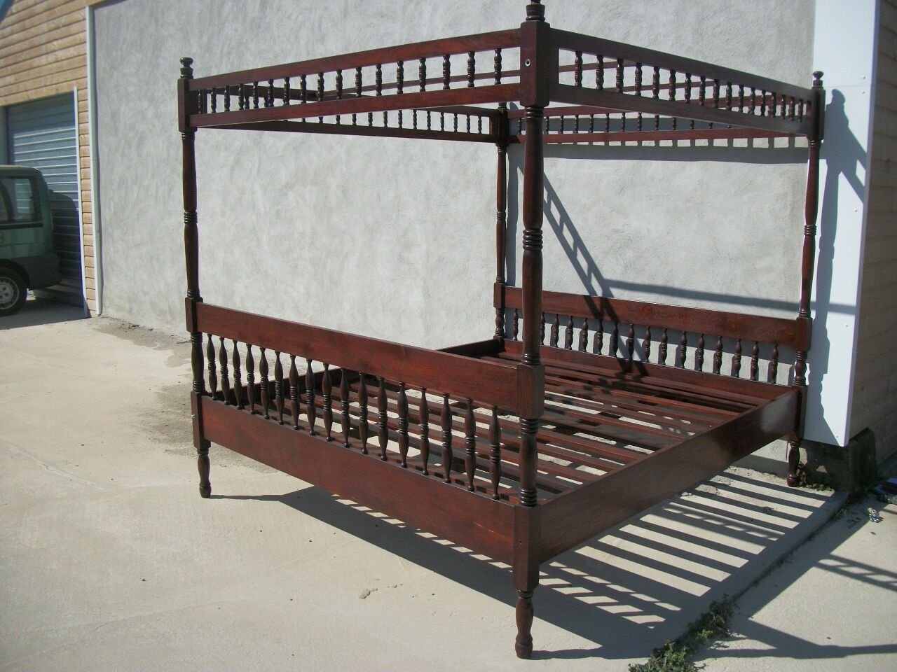 Canopy bed