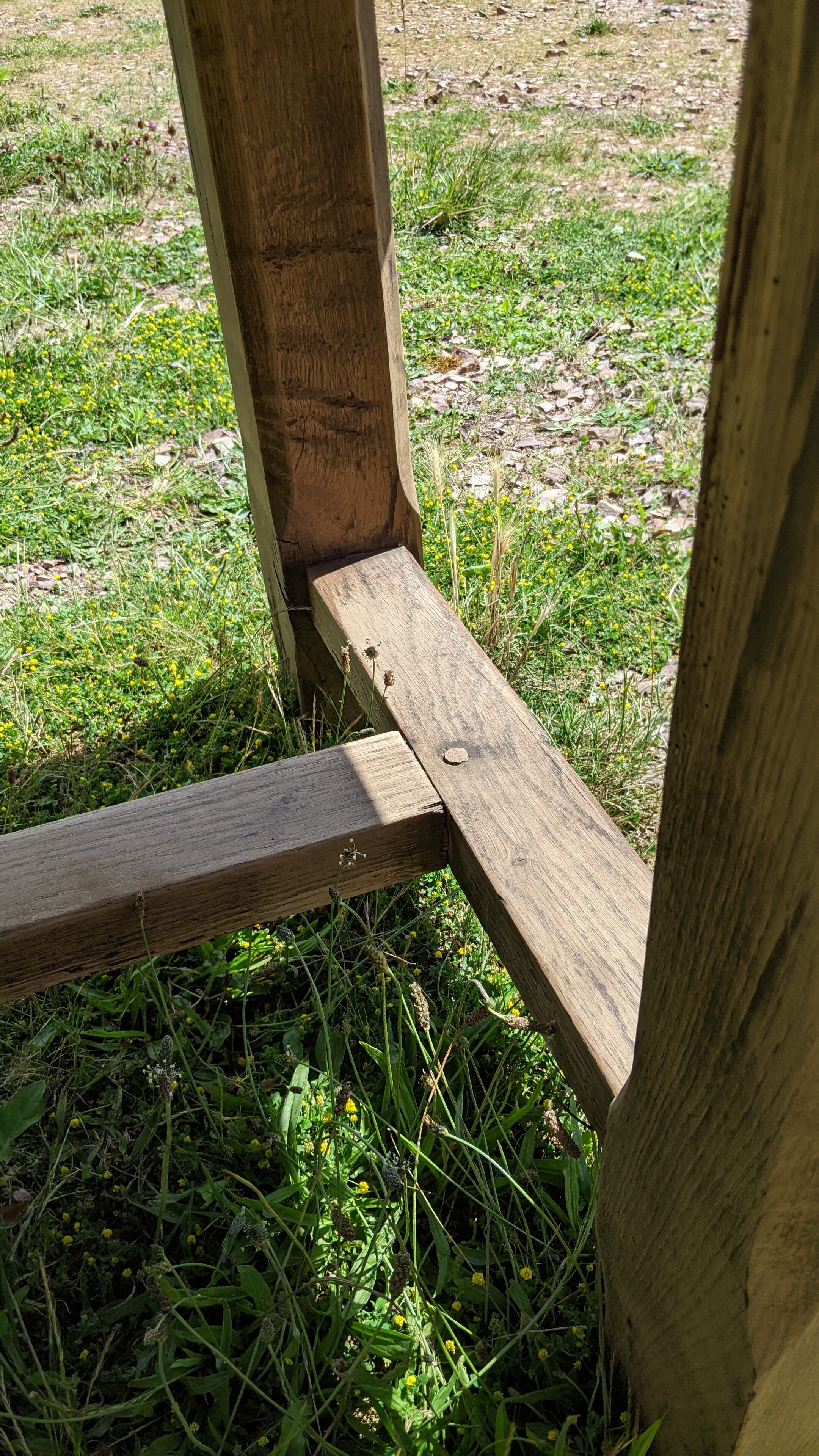 Old table in solid chene