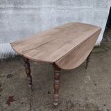 Folding oval table