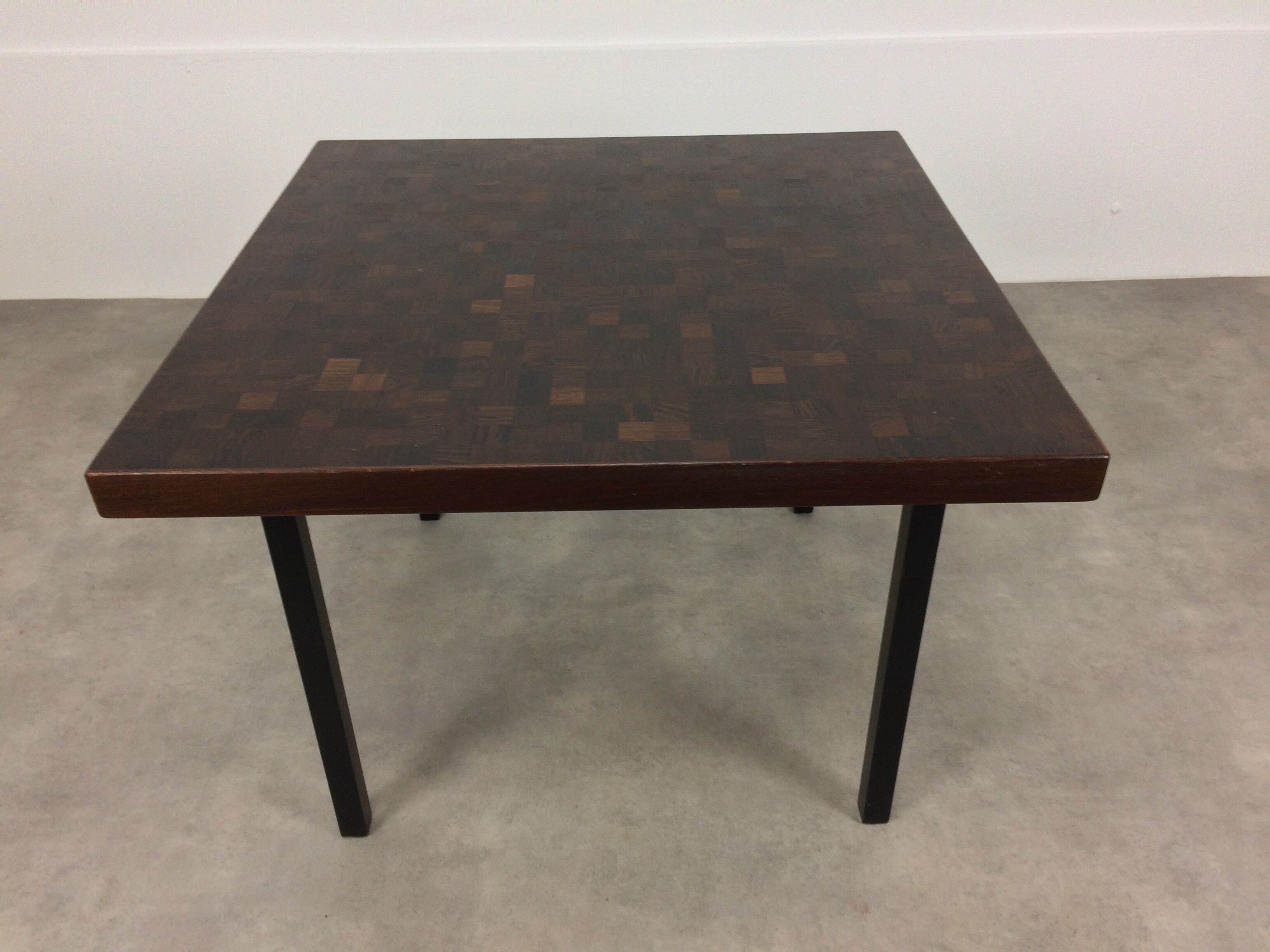 Table basse Dieter Waeckerlin en marqueterie de bois de palmier