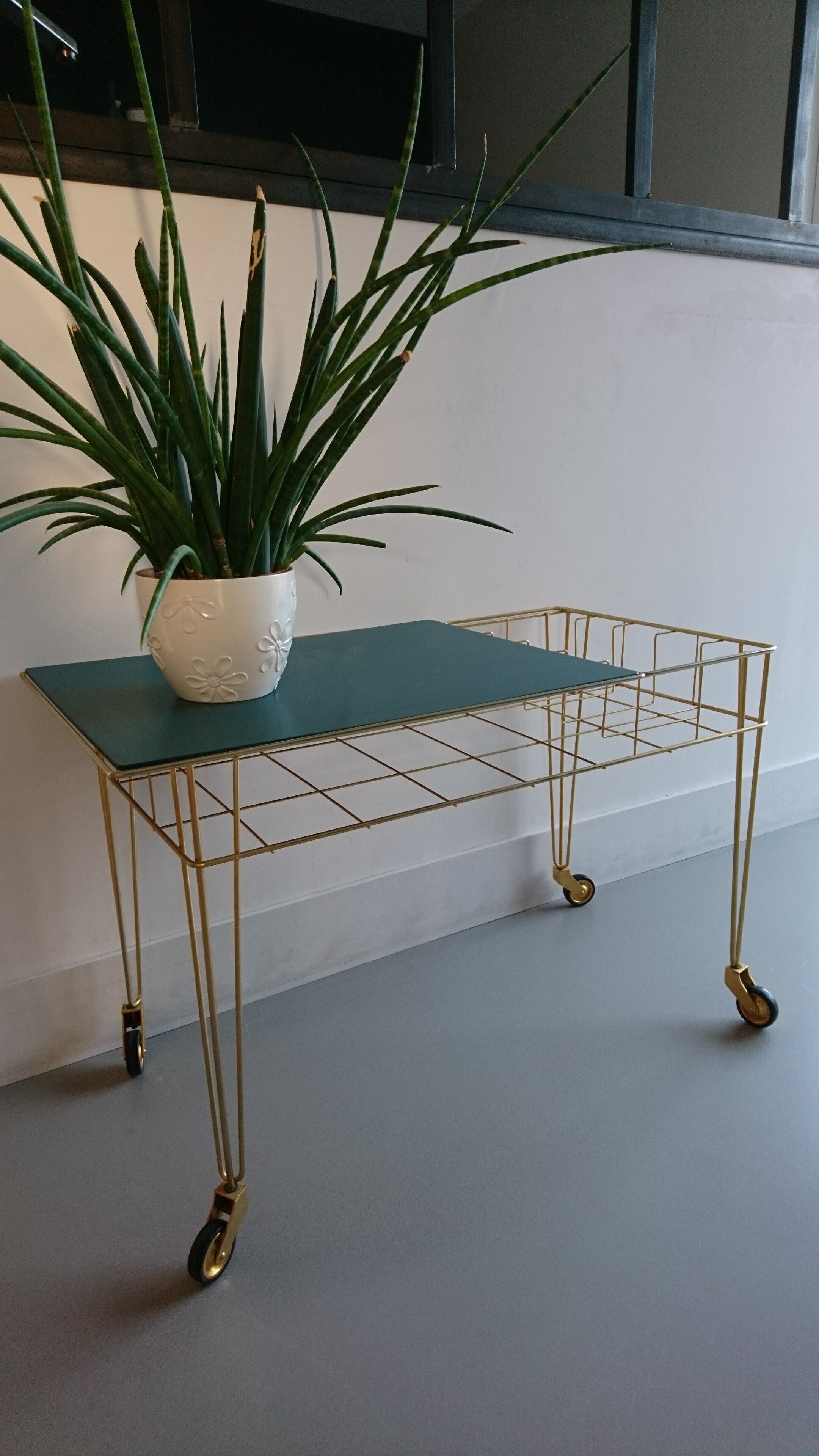 Desserte à roulettes dorée