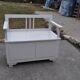 Banc de rangement Art Déco blanc en pin peint, dossier filigrane, années 1930