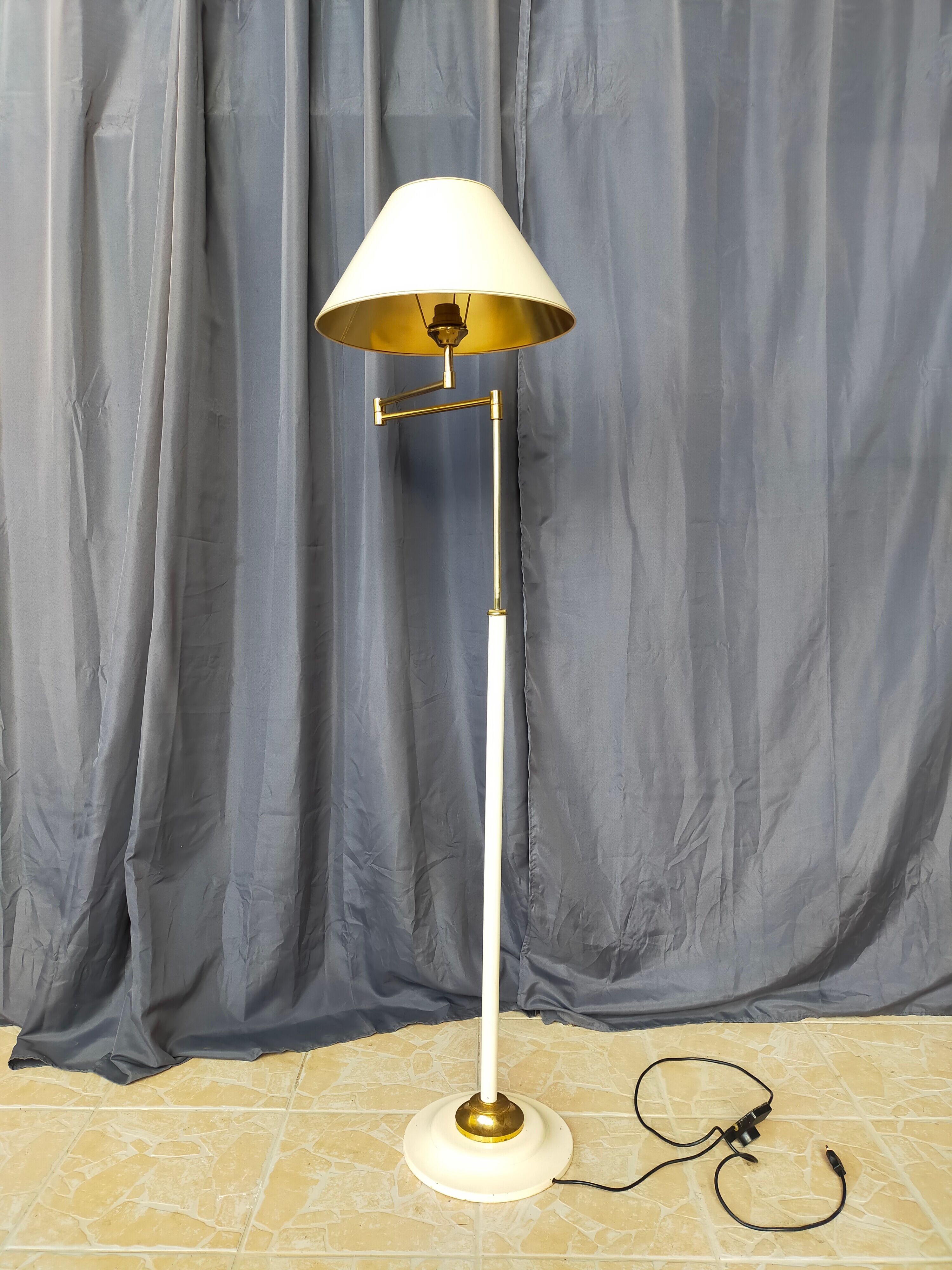 Articulated floor lamp 1950 design in metal and brass