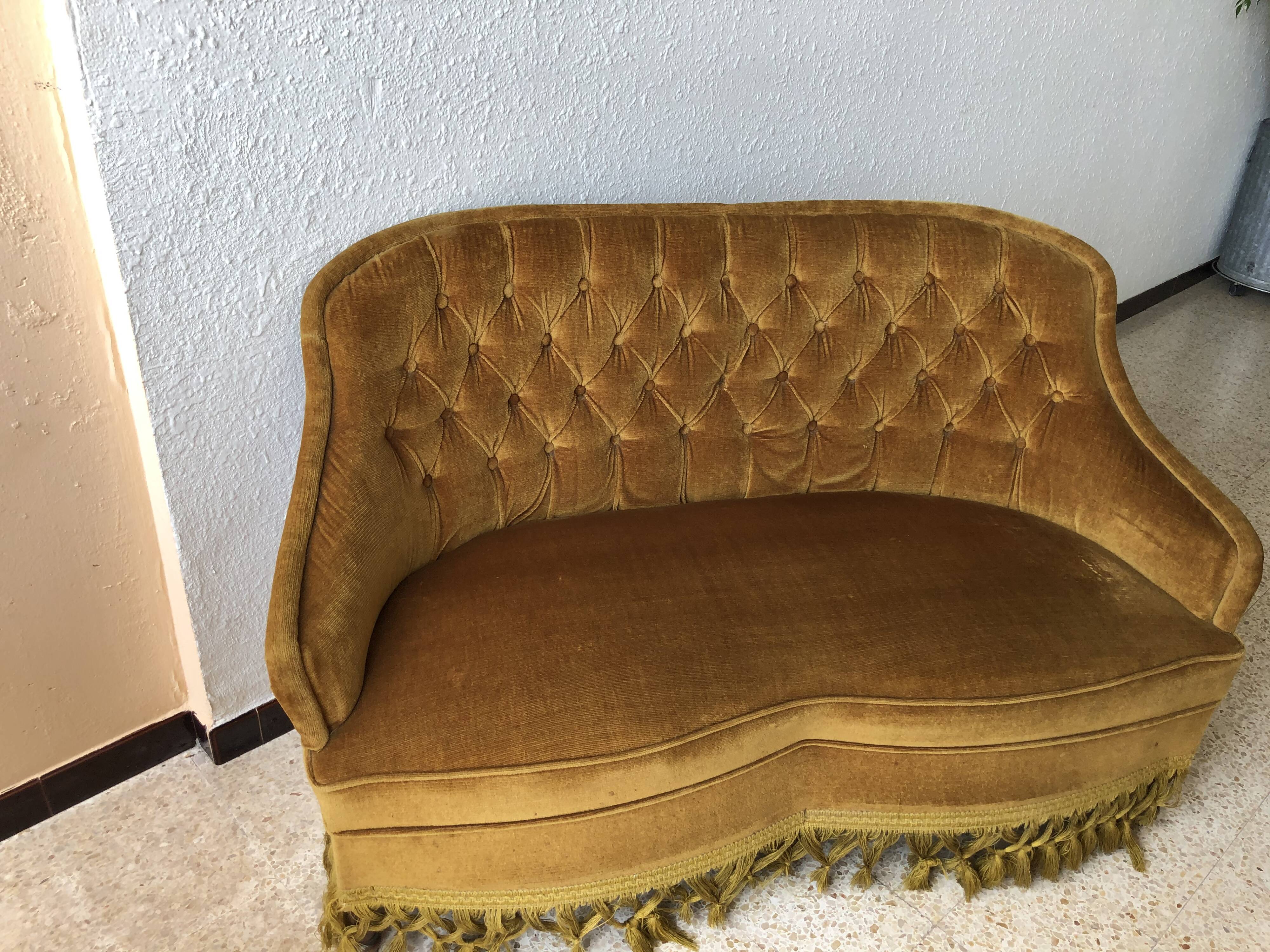 Banquette crapaud vintage capitonnée en velours or