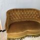 Banquette crapaud vintage capitonnée en velours or