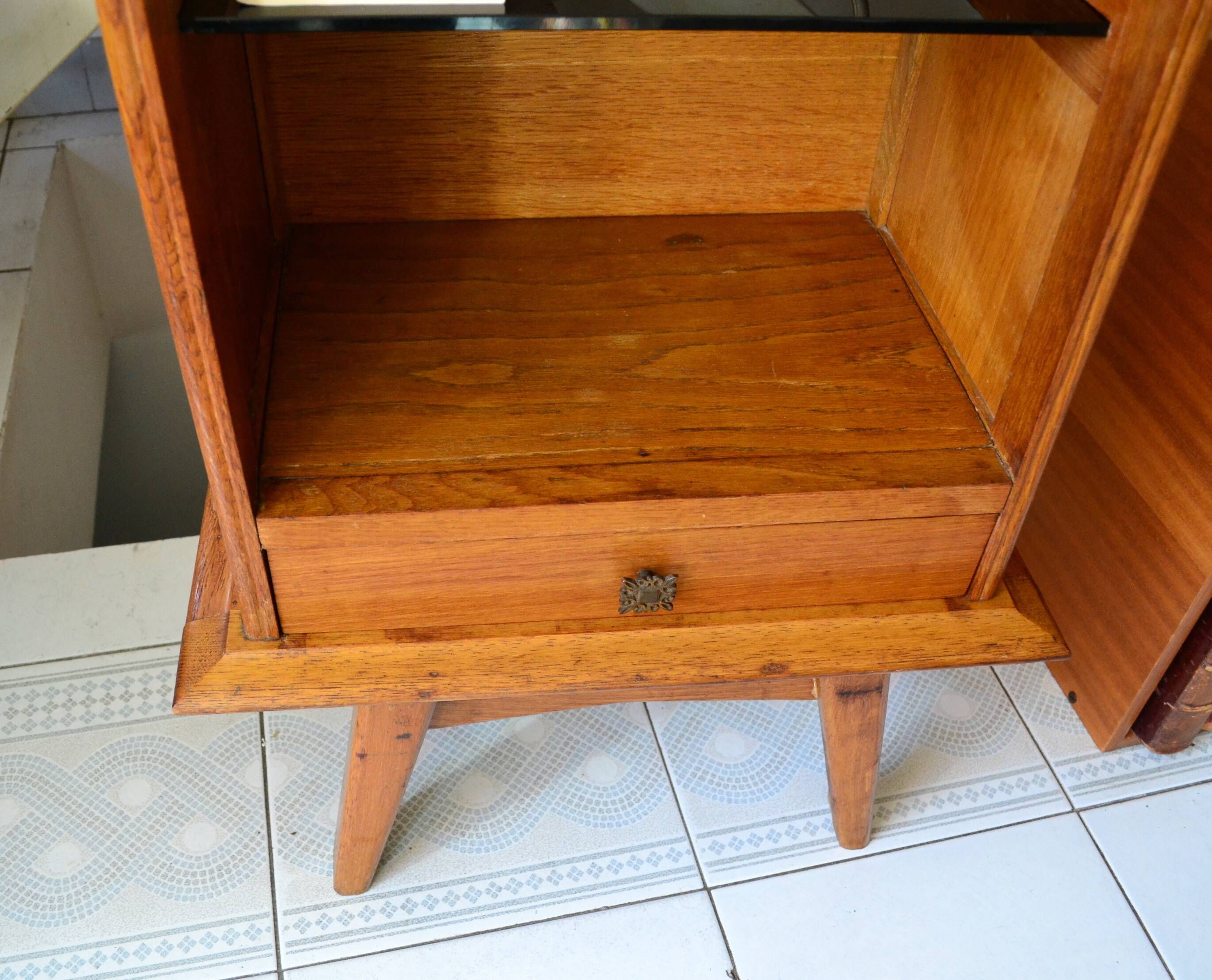 Compass foot bedside table in oak and opaline glass