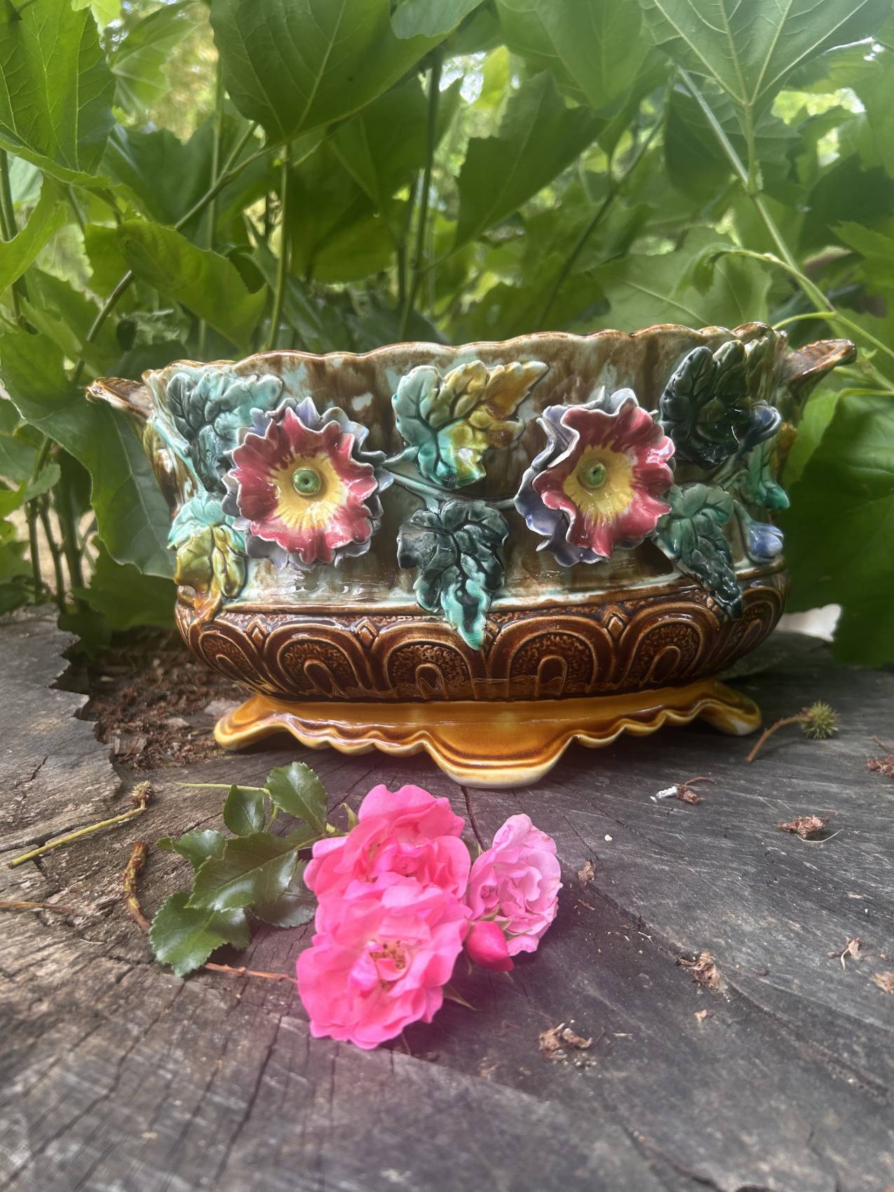 Antique jardinière in barbotine attributed to Onnaing with a floral motif.