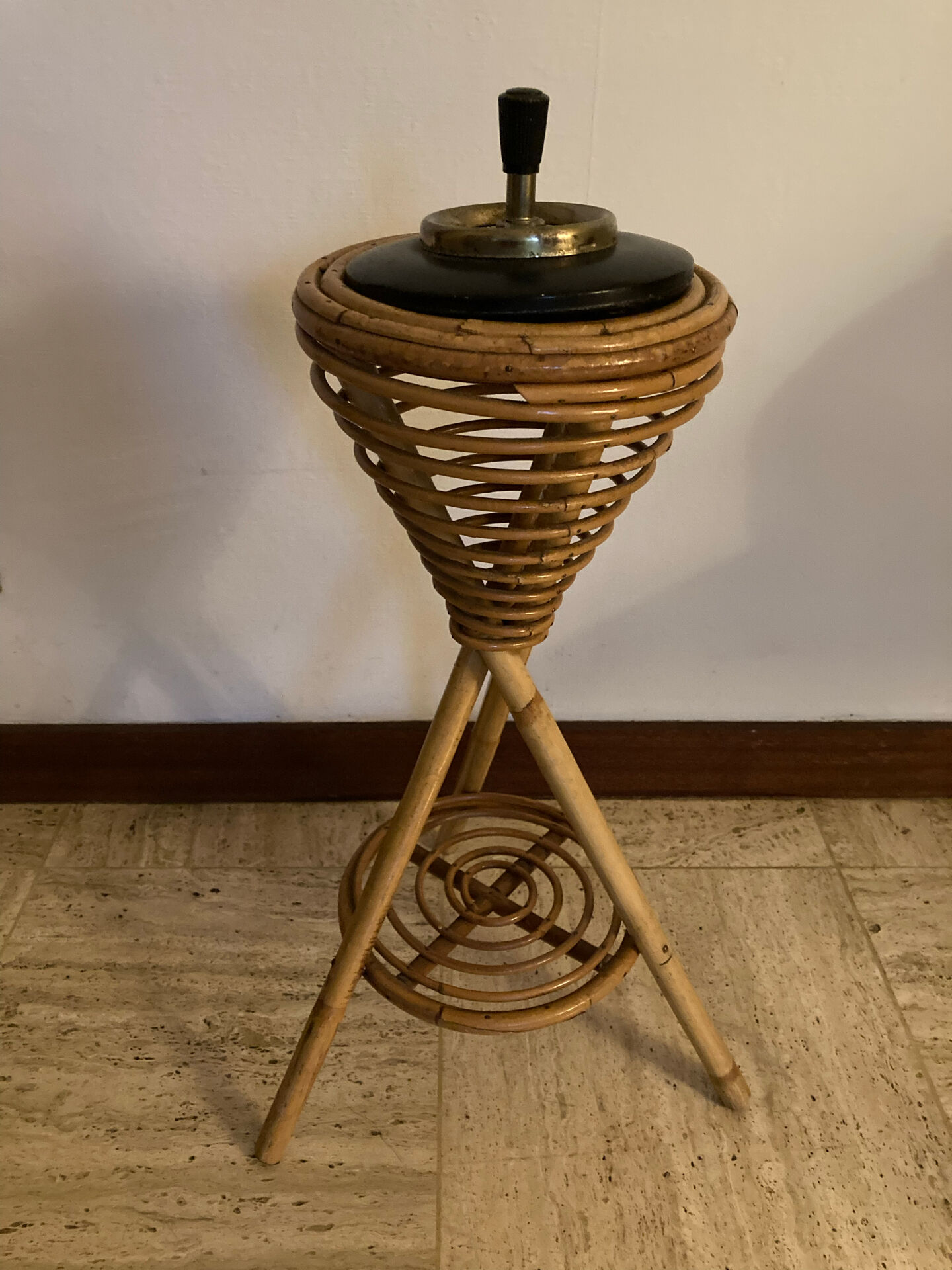 Cendrier sur pied en rotin vintage