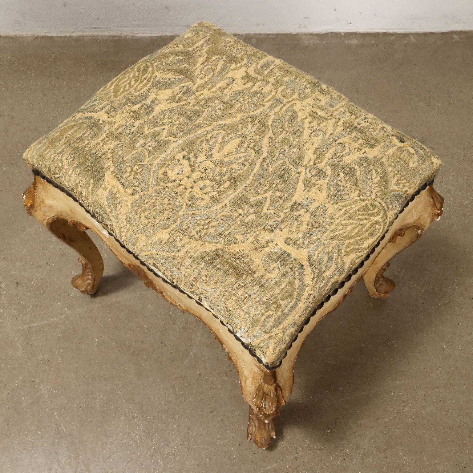 Paire de poufs antiques de style baroque en bois doré, 19e siècle.