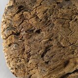 Ancienne roue de poulie en bois sur pied