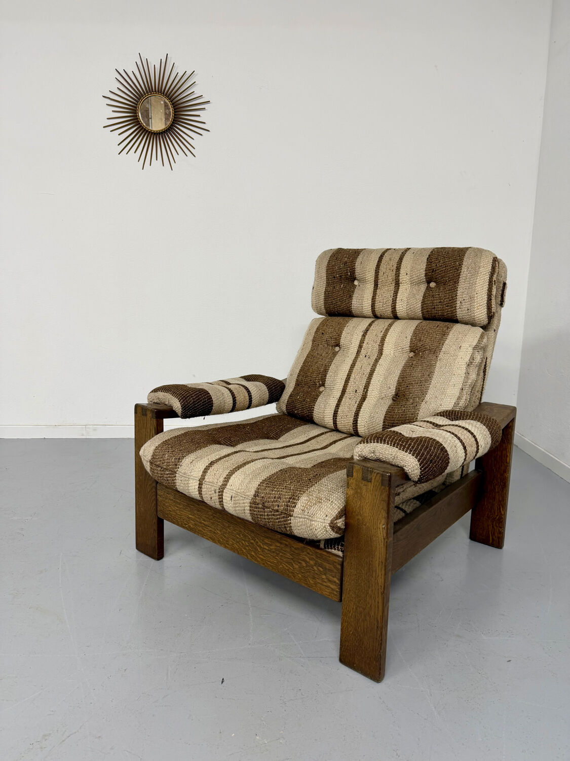 Vintage 1970s design armchair made of wood and fabric.