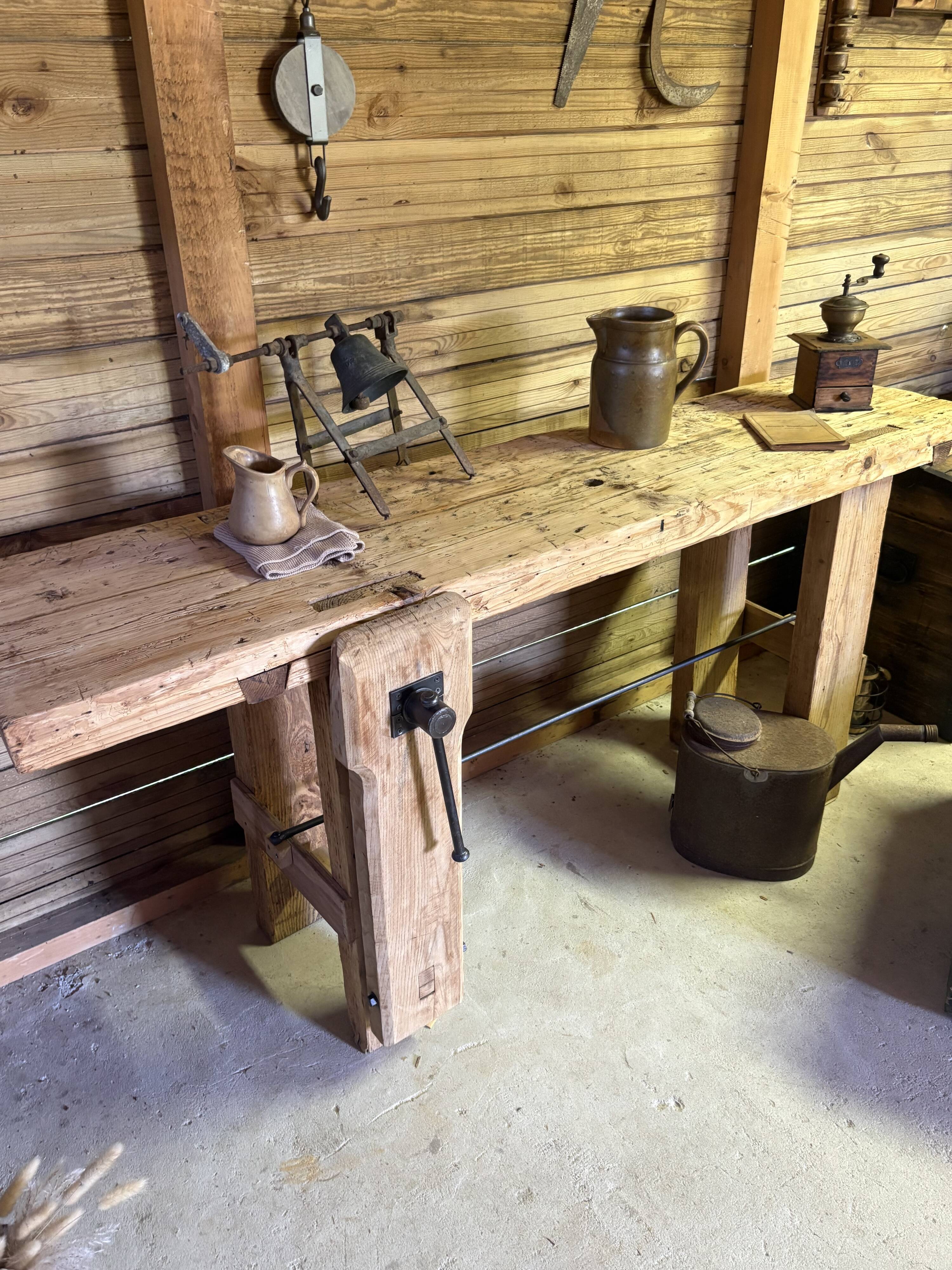 Établi ancien en bois massif avec étau – Authenticité & charme d’atelier
