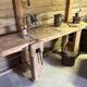 Établi ancien en bois massif avec étau – Authenticité & charme d’atelier