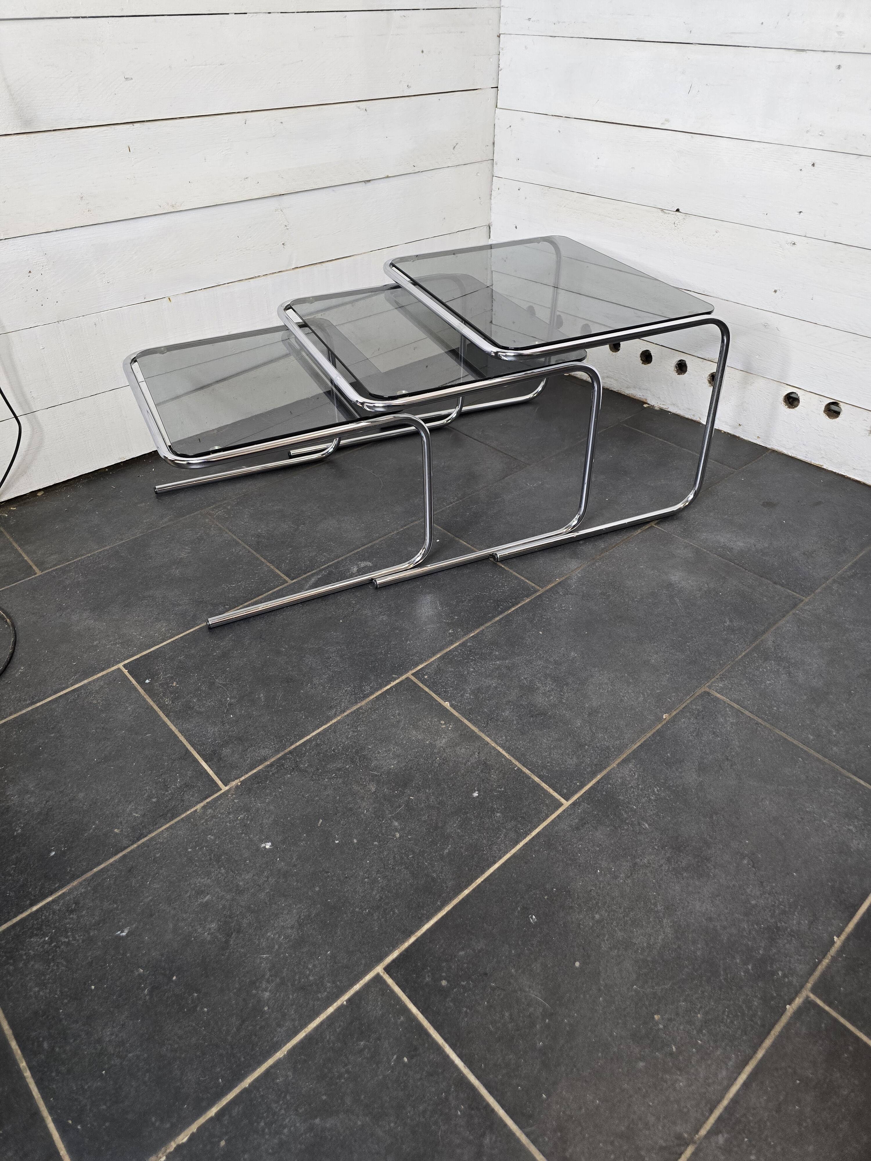 Table gigogne en métal chromé dessus verre fumé des années 70