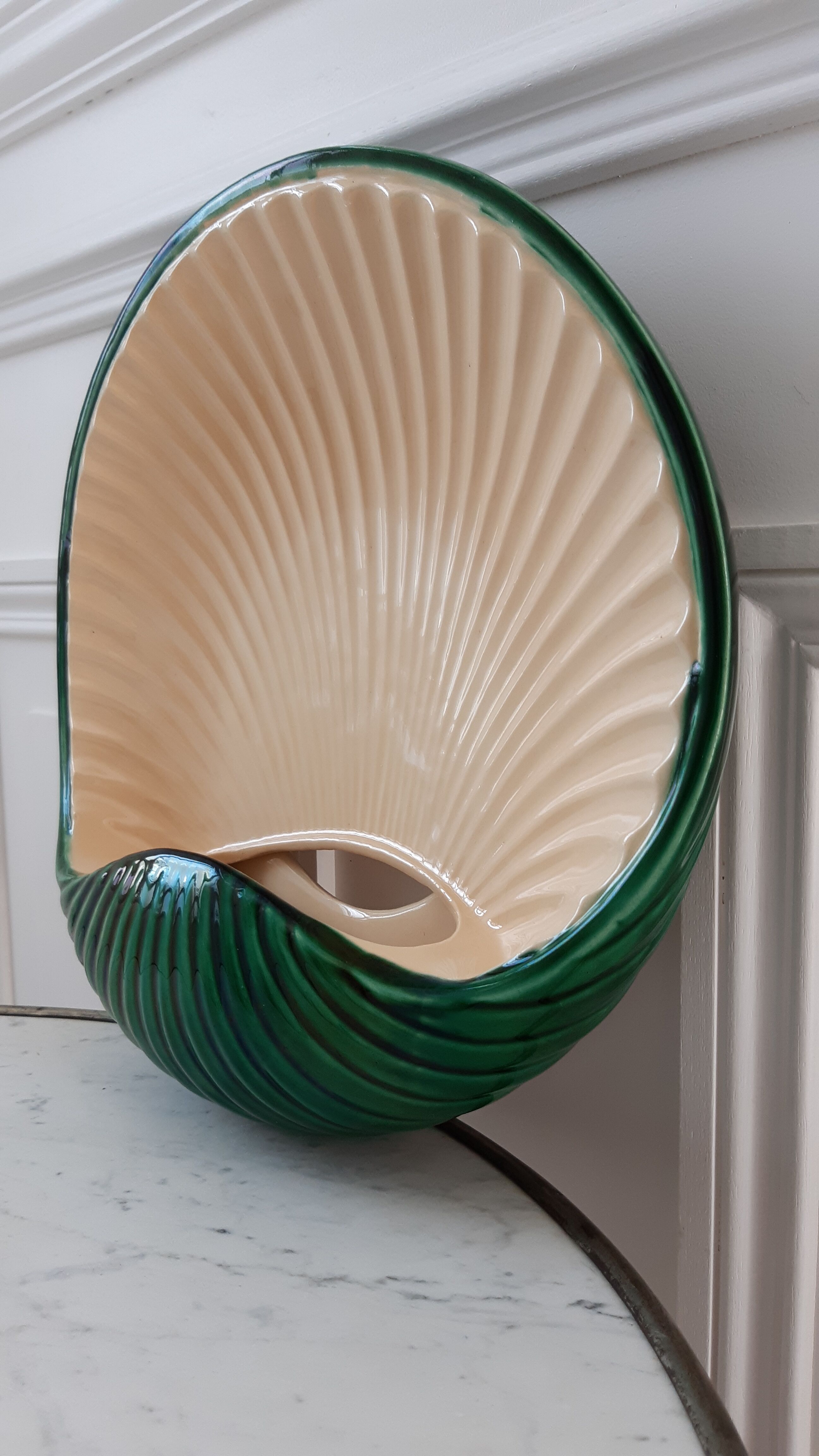 Art deco green shell wall lamp