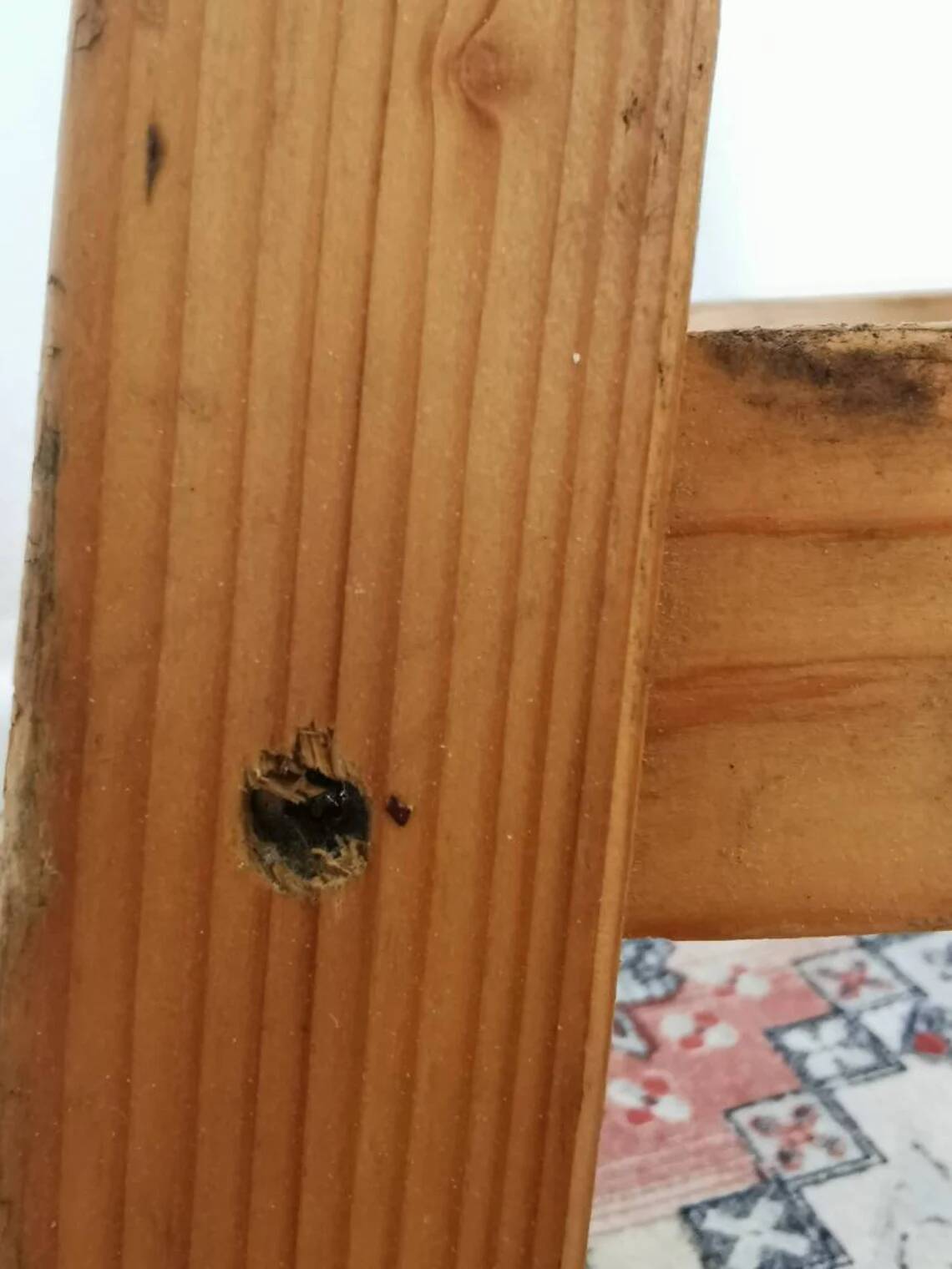 Tabouret de bar vintage en bois : assise en cuir noir, style bistrot des années 50